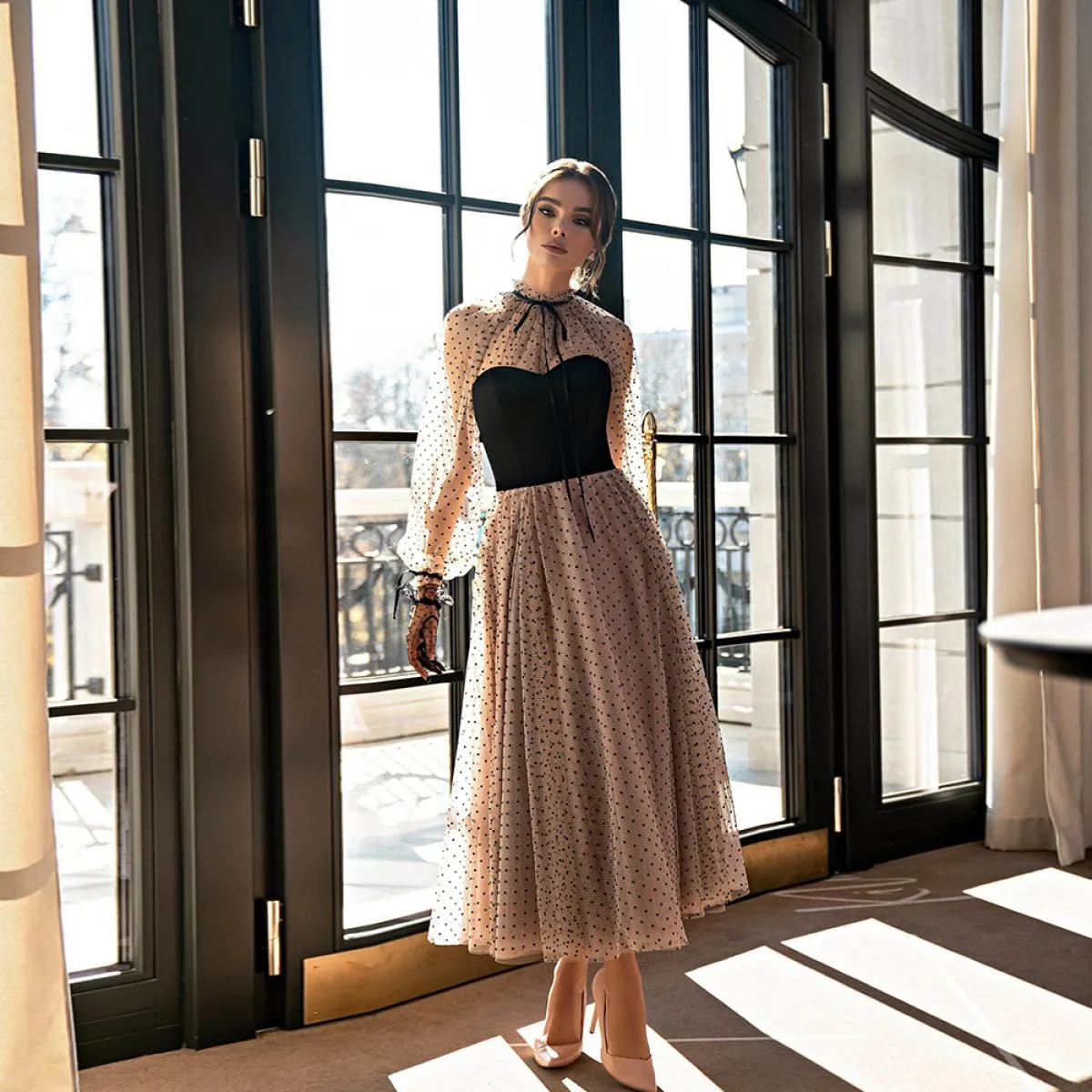 Abiti da ballo eleganti Collo alto Maniche lunghe Abiti da festa Piega una linea Abito da sera in tulle per donna Lunghezza tè ف