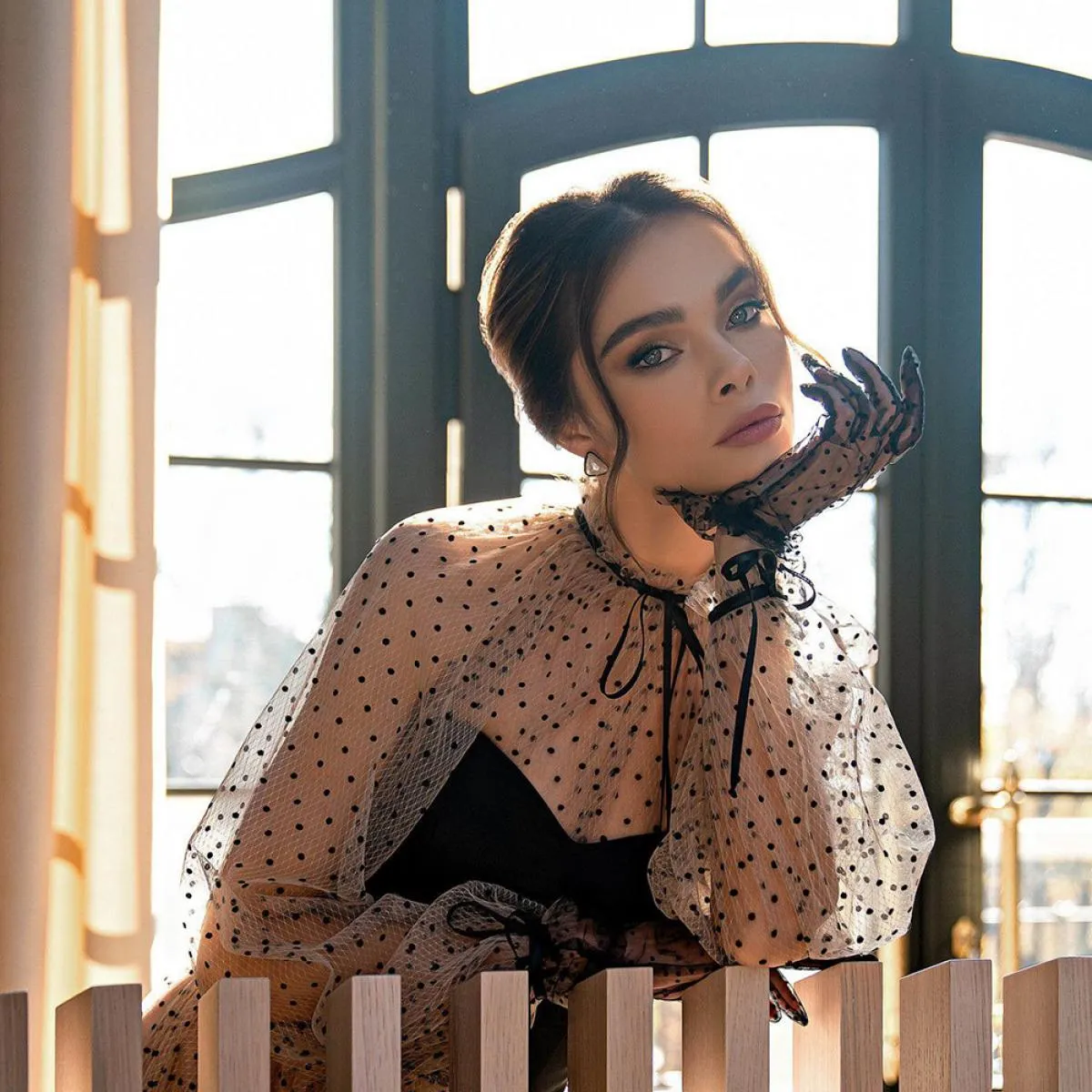 Abiti da ballo eleganti Collo alto Maniche lunghe Abiti da festa Piega una linea Abito da sera in tulle per donna Lunghezza tè ف
