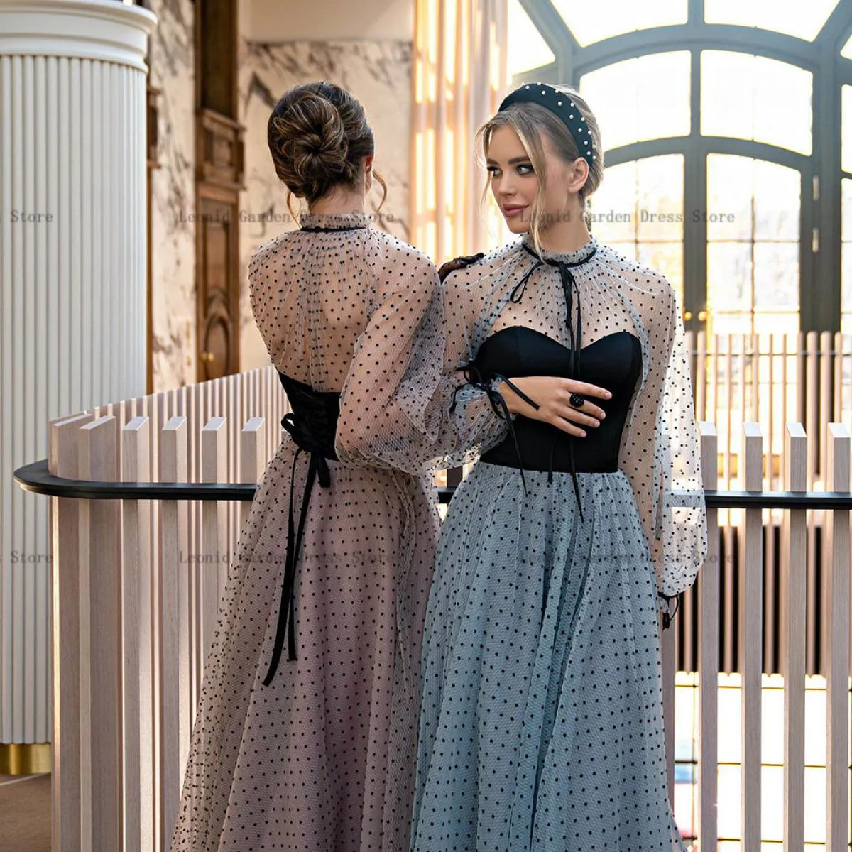 Abiti da ballo eleganti Collo alto Maniche lunghe Abiti da festa Piega una linea Abito da sera in tulle per donna Lunghezza tè ف