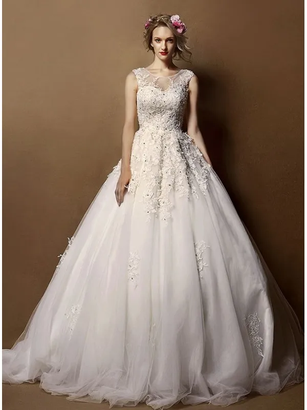 Abito da Sposa elegante con gonna in tulle e corpetto con applicazioni di pizzo e punti luce
