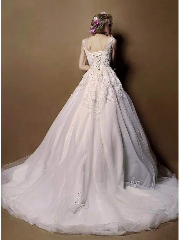 Abito da Sposa elegante con gonna in tulle e corpetto con applicazioni di pizzo e punti luce