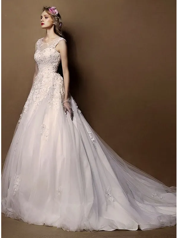 Abito da Sposa elegante con gonna in tulle e corpetto con applicazioni di pizzo e punti luce