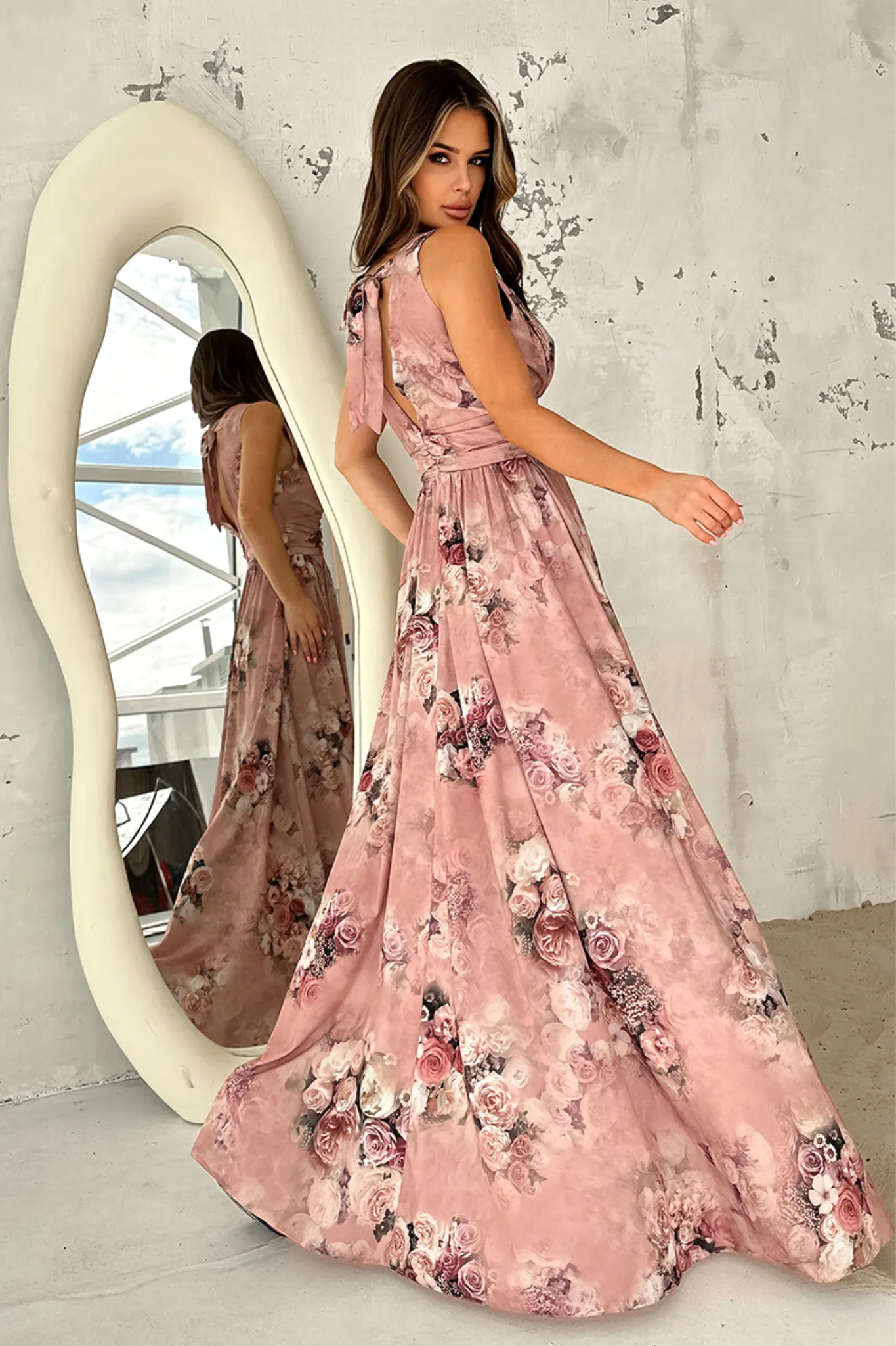 Abito lungo estivo svasato rosa a fantasia floreale con spacco e schiena scoperta
