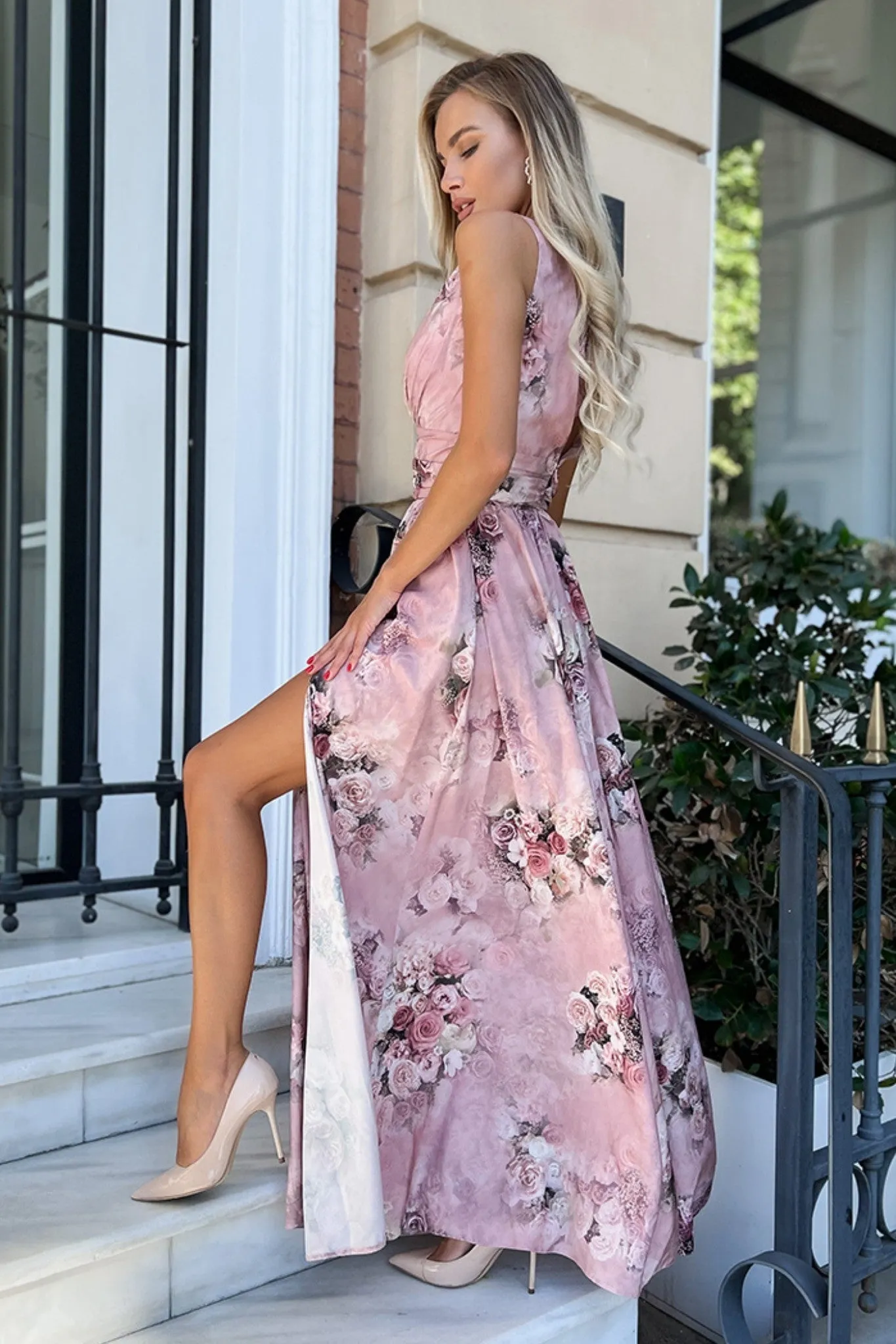 Abito lungo estivo svasato rosa a fantasia floreale con spacco e schiena scoperta