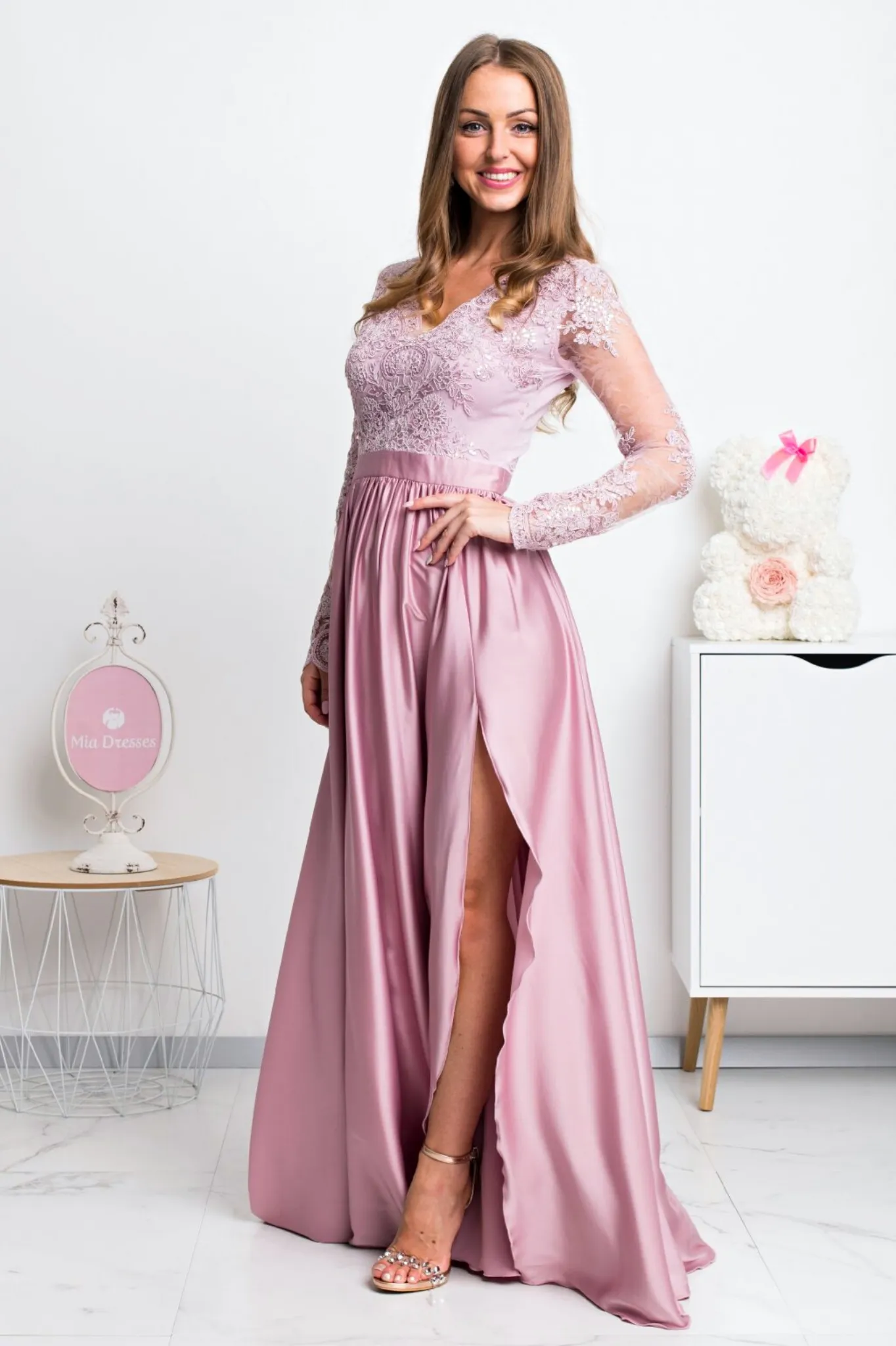 Abito lungo svasato rosa chiaro con spacco laterale e corpetto in tulle ricamato