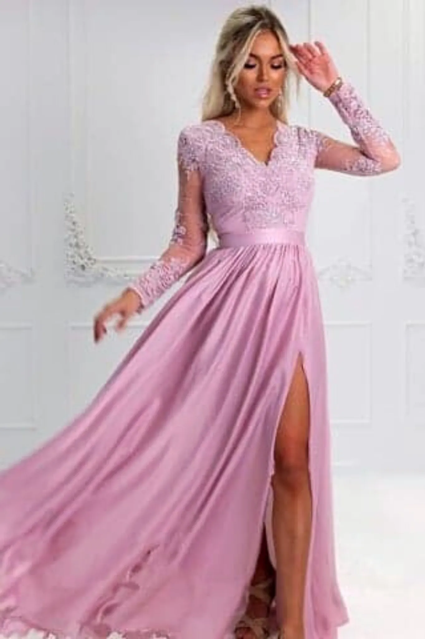 Abito lungo svasato rosa chiaro con spacco laterale e corpetto in tulle ricamato