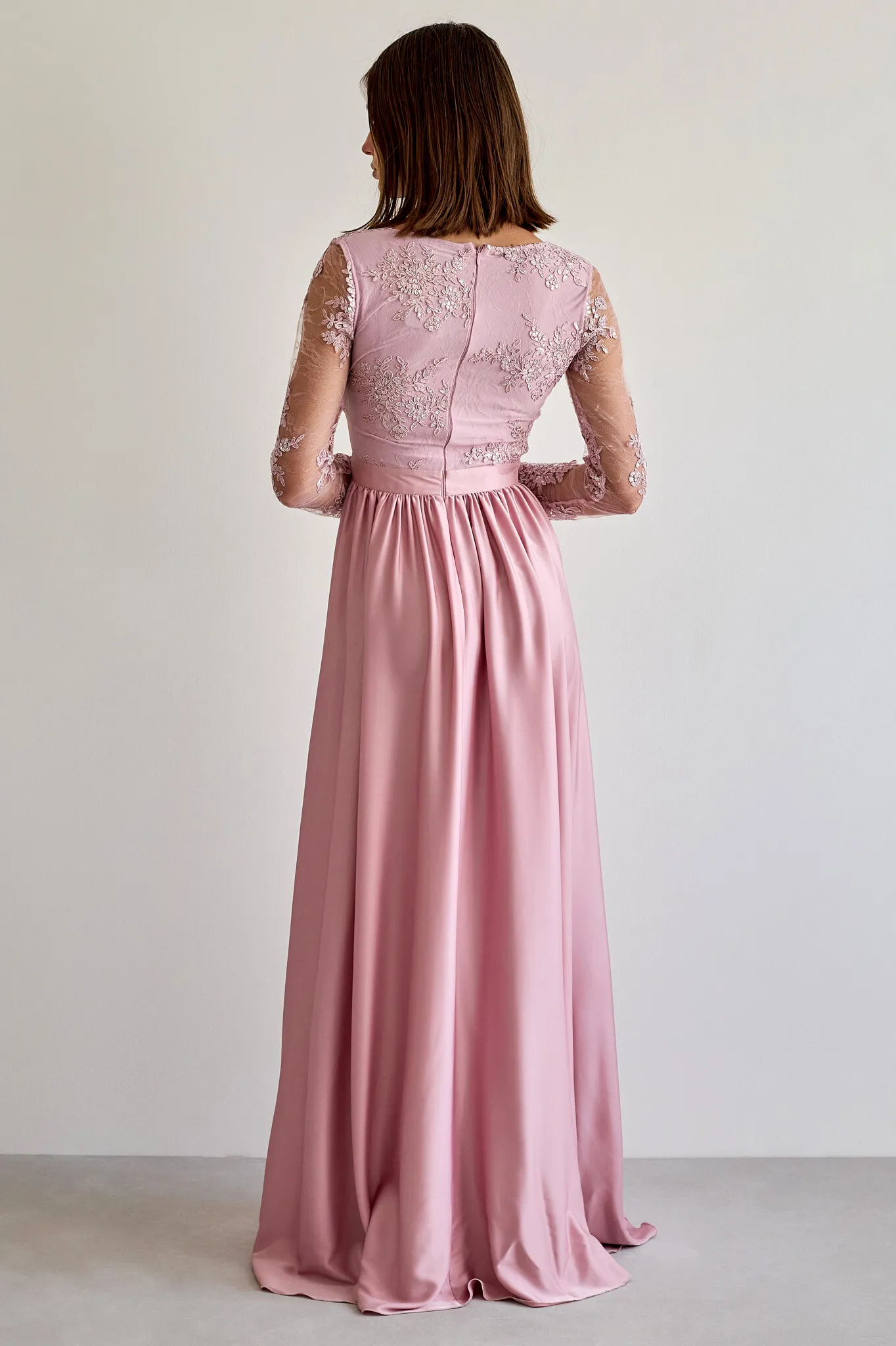Abito lungo svasato rosa chiaro con spacco laterale e corpetto in tulle ricamato