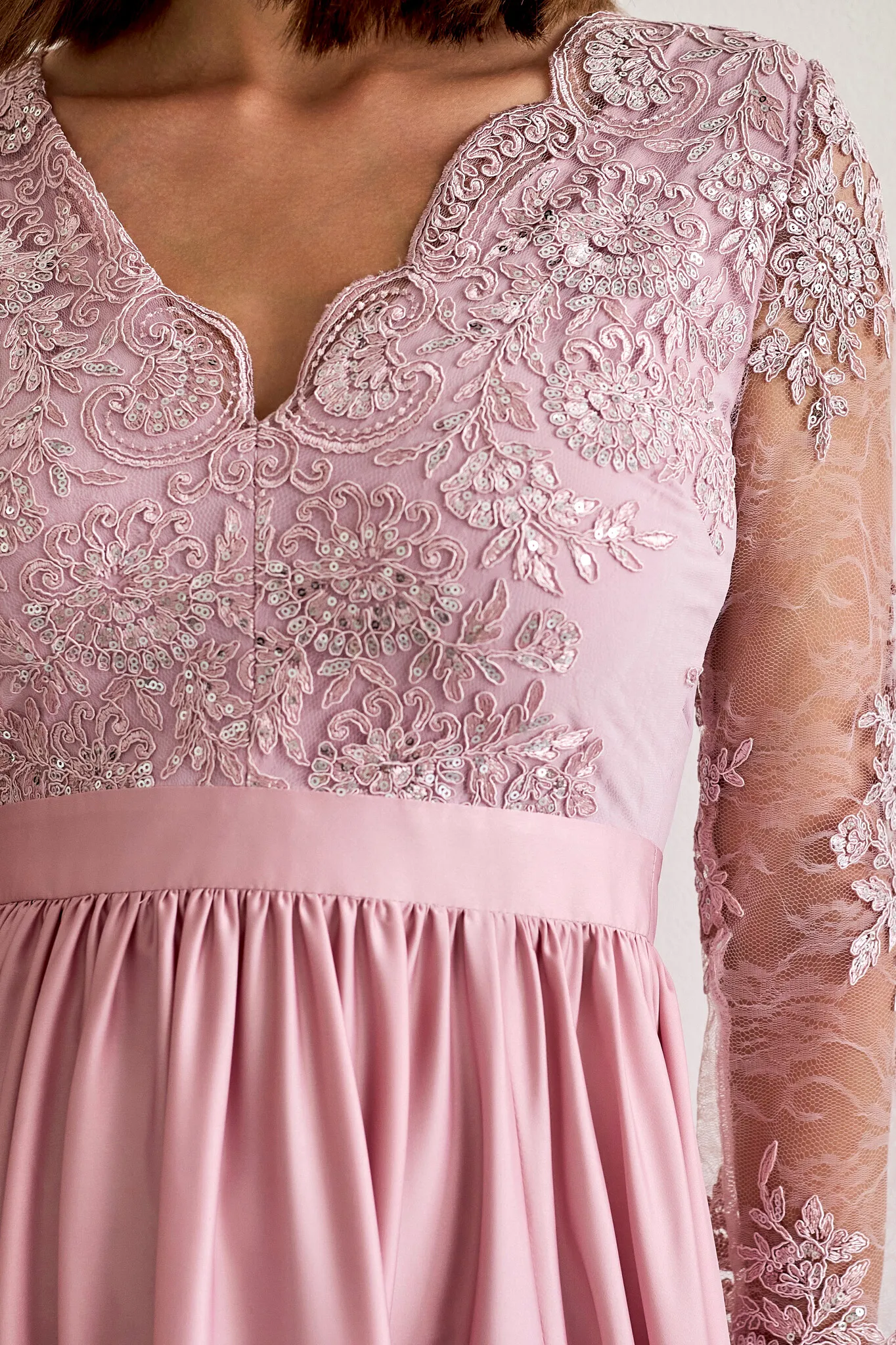 Abito lungo svasato rosa chiaro con spacco laterale e corpetto in tulle ricamato