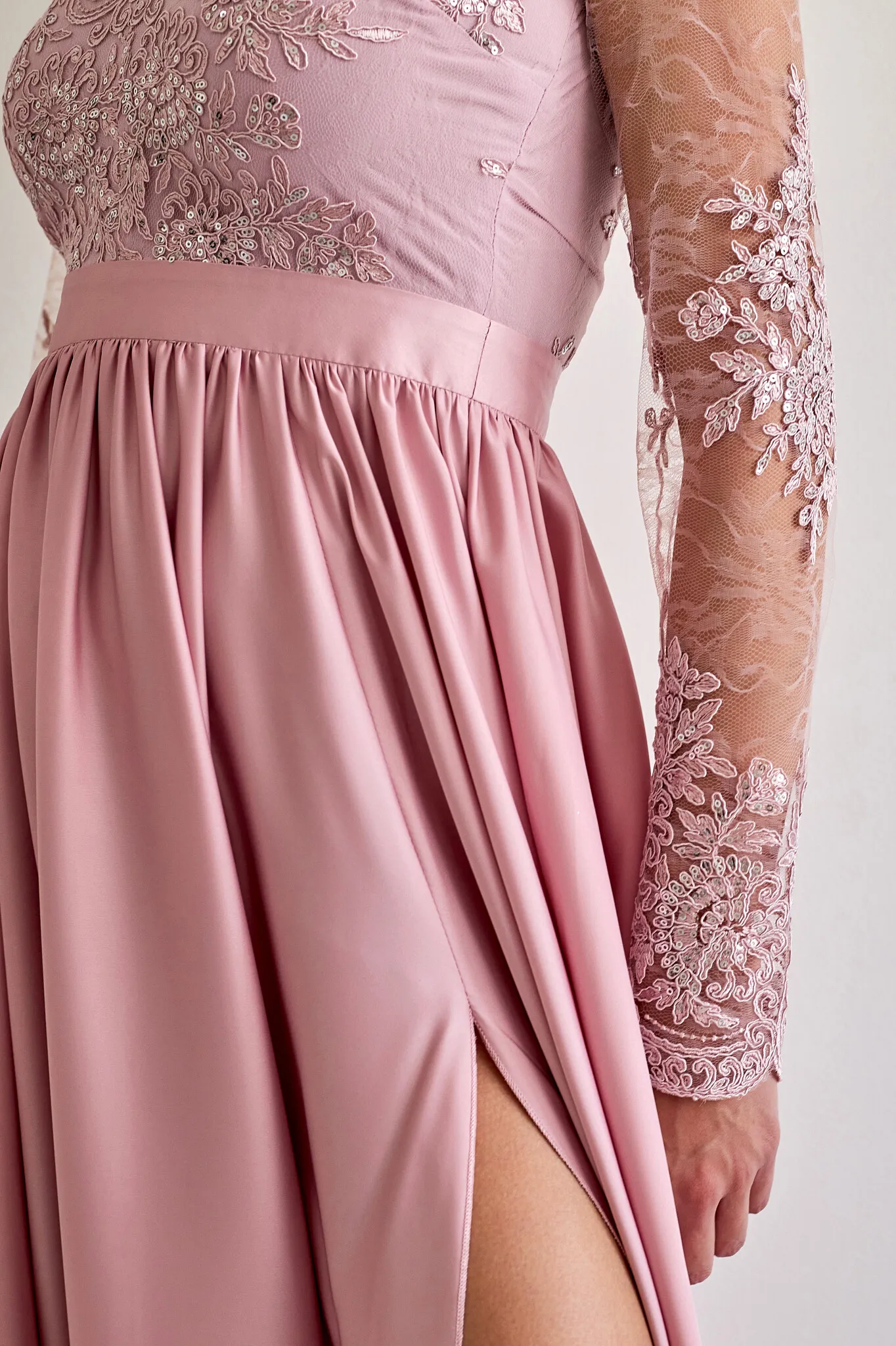 Abito lungo svasato rosa chiaro con spacco laterale e corpetto in tulle ricamato
