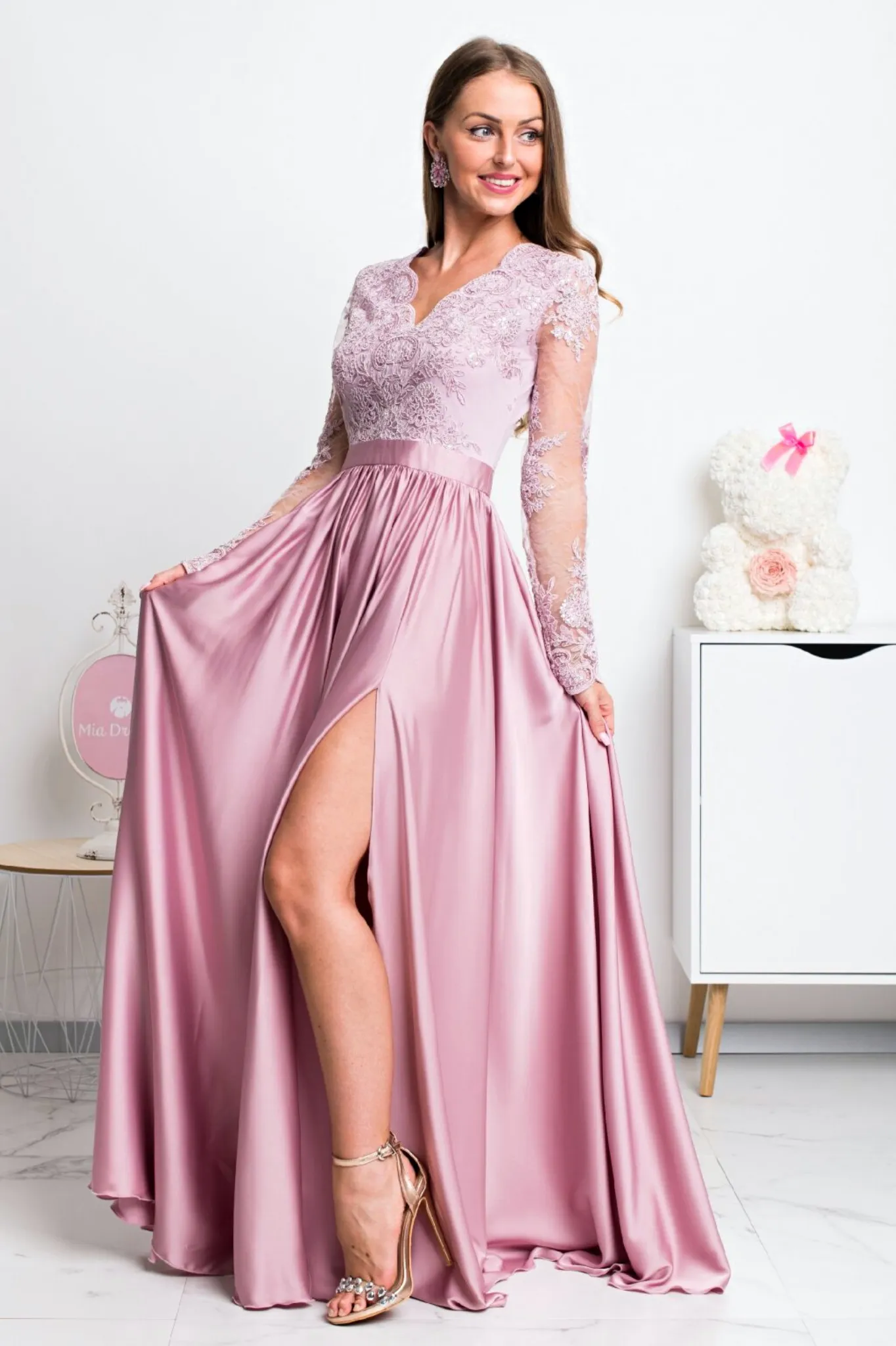 Abito lungo svasato rosa chiaro con spacco laterale e corpetto in tulle ricamato