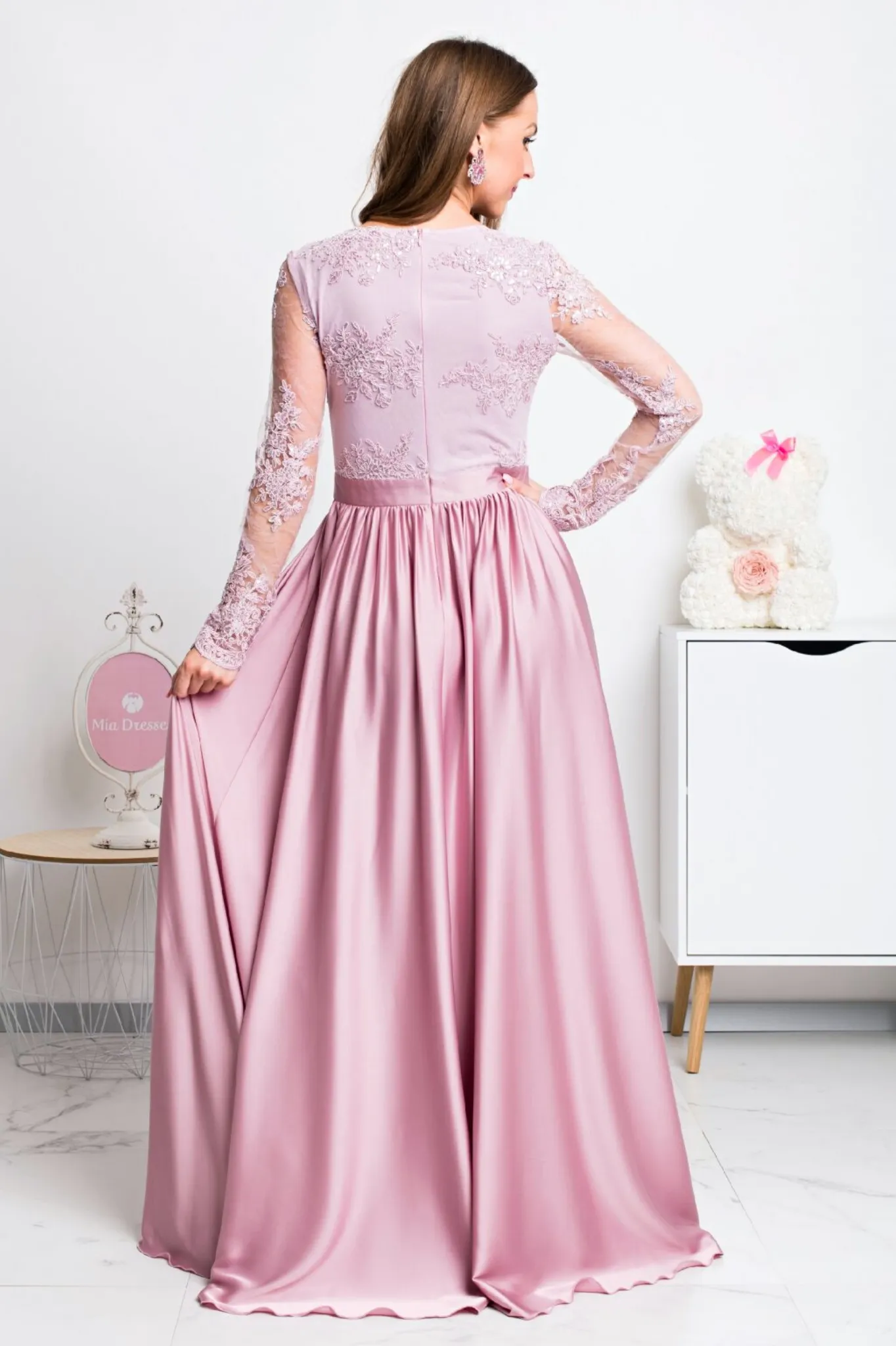 Abito lungo svasato rosa chiaro con spacco laterale e corpetto in tulle ricamato
