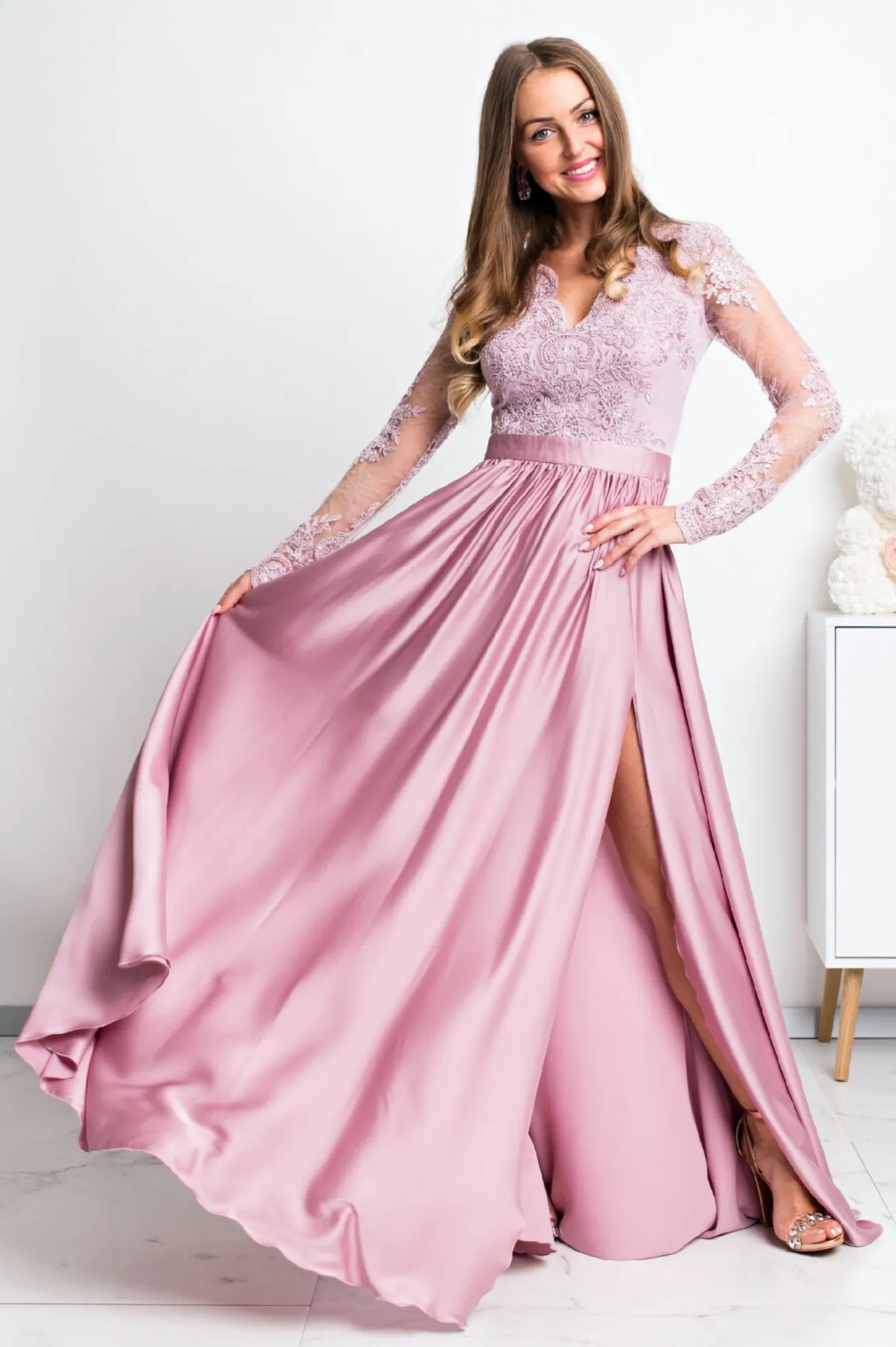Abito lungo svasato rosa chiaro con spacco laterale e corpetto in tulle ricamato