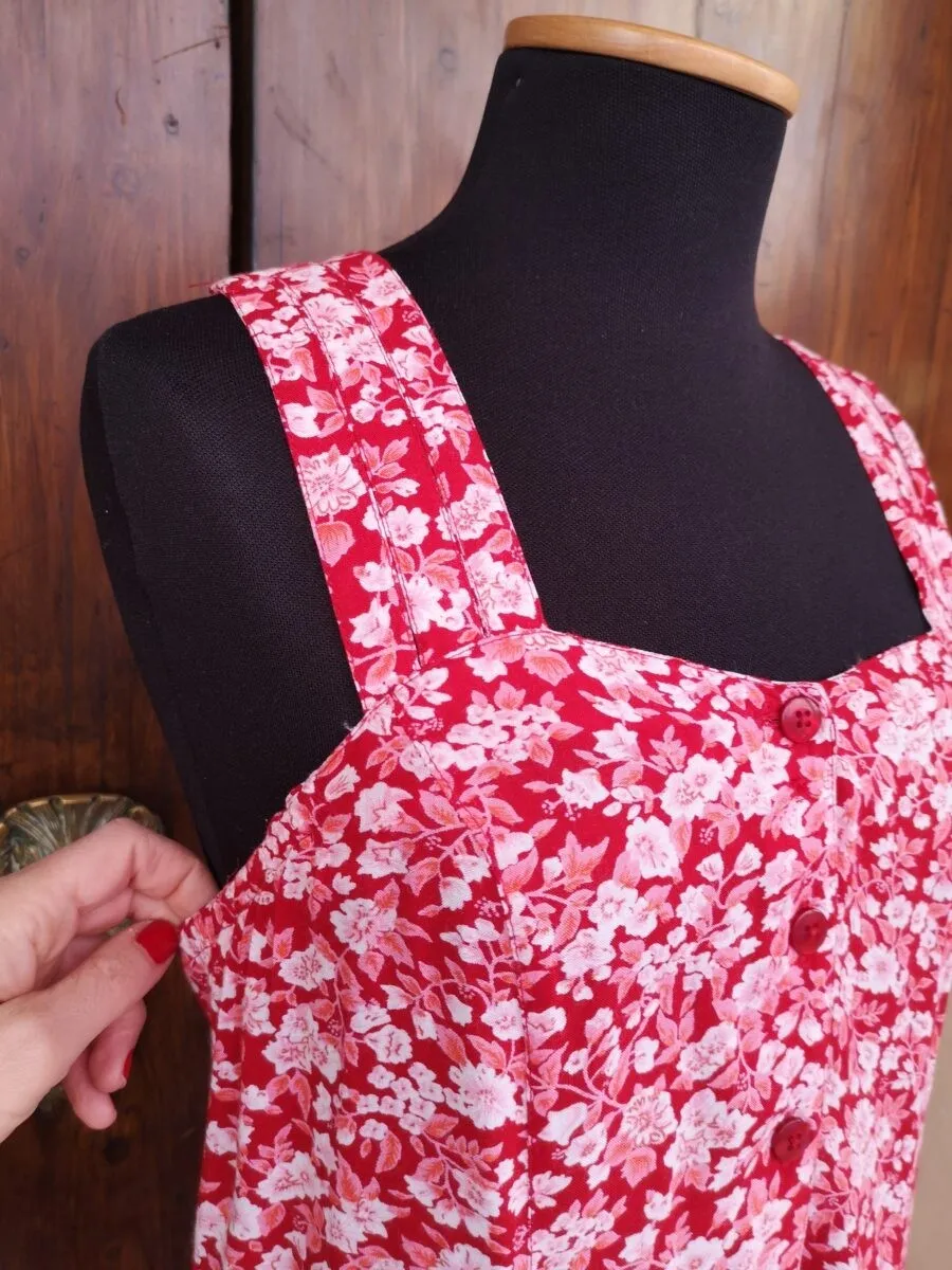 Abito rosso a fiori con spalline intrecciate