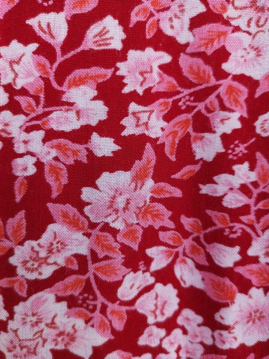 Abito rosso a fiori con spalline intrecciate