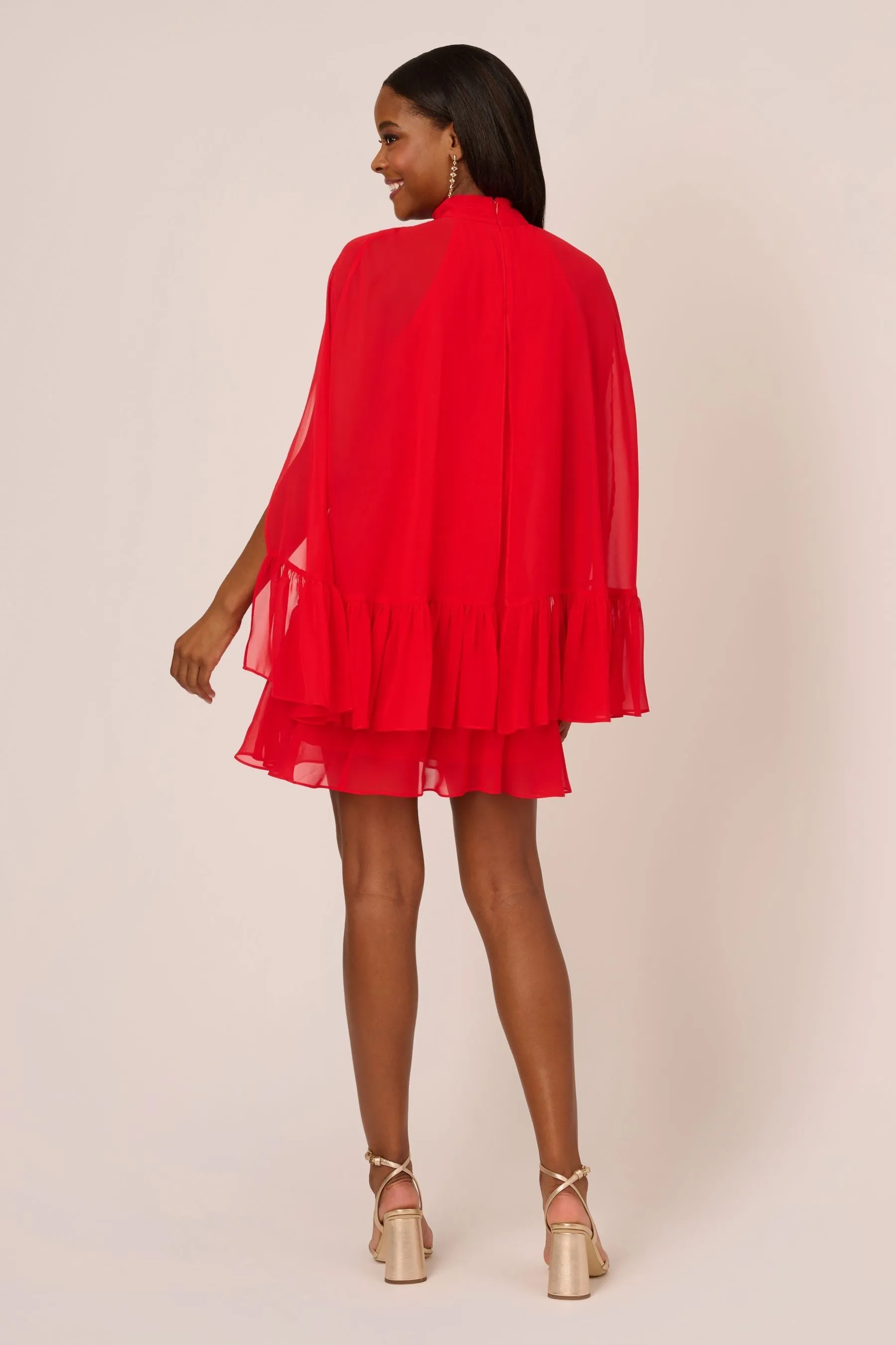 Adrianna Papell Rosso - Abito Ruches a mantella in chiffon