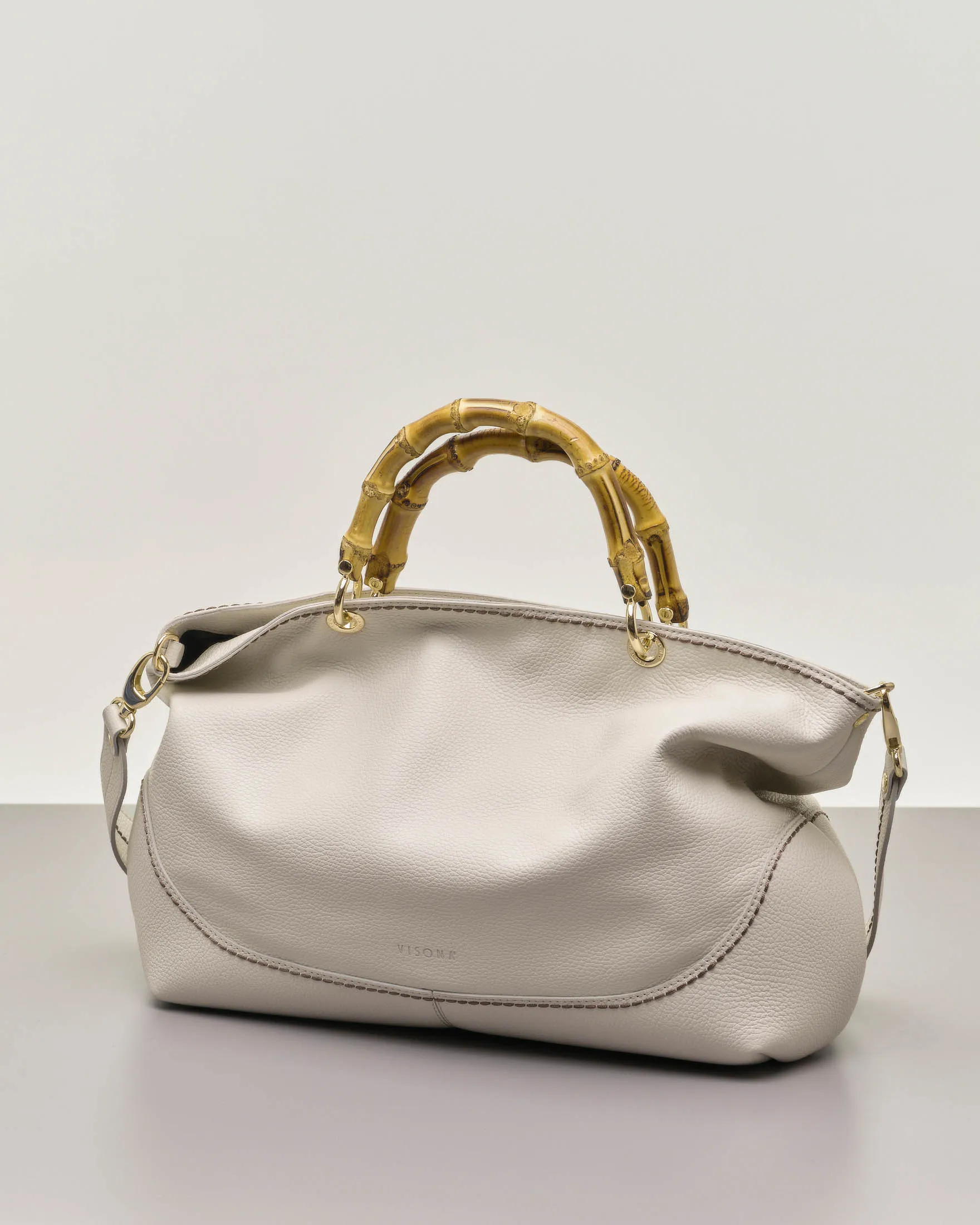 Borsa a mano grande color avorio in pelle martellata con manici in bamboo