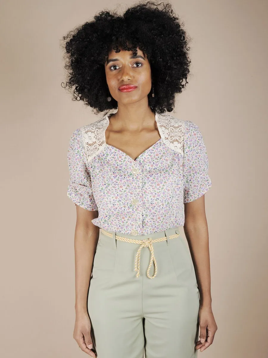 Camicia bianca a fiori con dettaglio pizzo