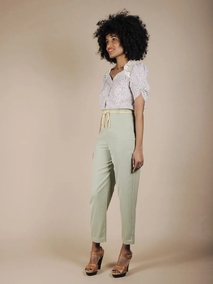 Camicia bianca a fiori con dettaglio pizzo