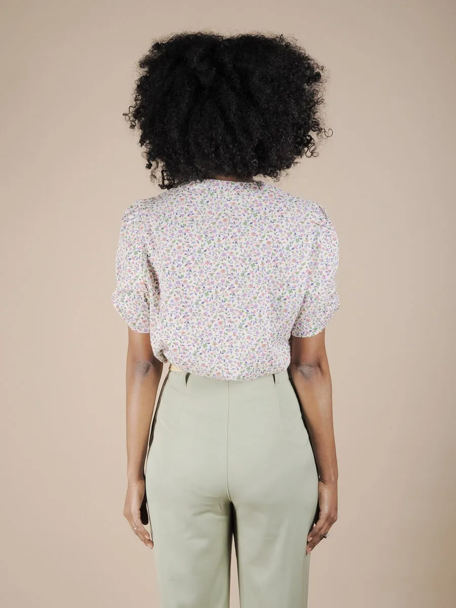 Camicia bianca a fiori con dettaglio pizzo