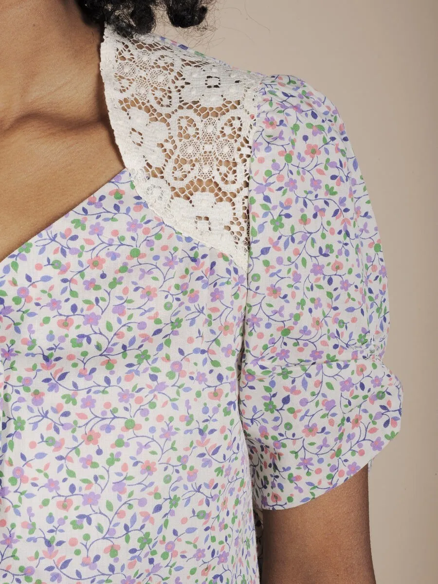 Camicia bianca a fiori con dettaglio pizzo