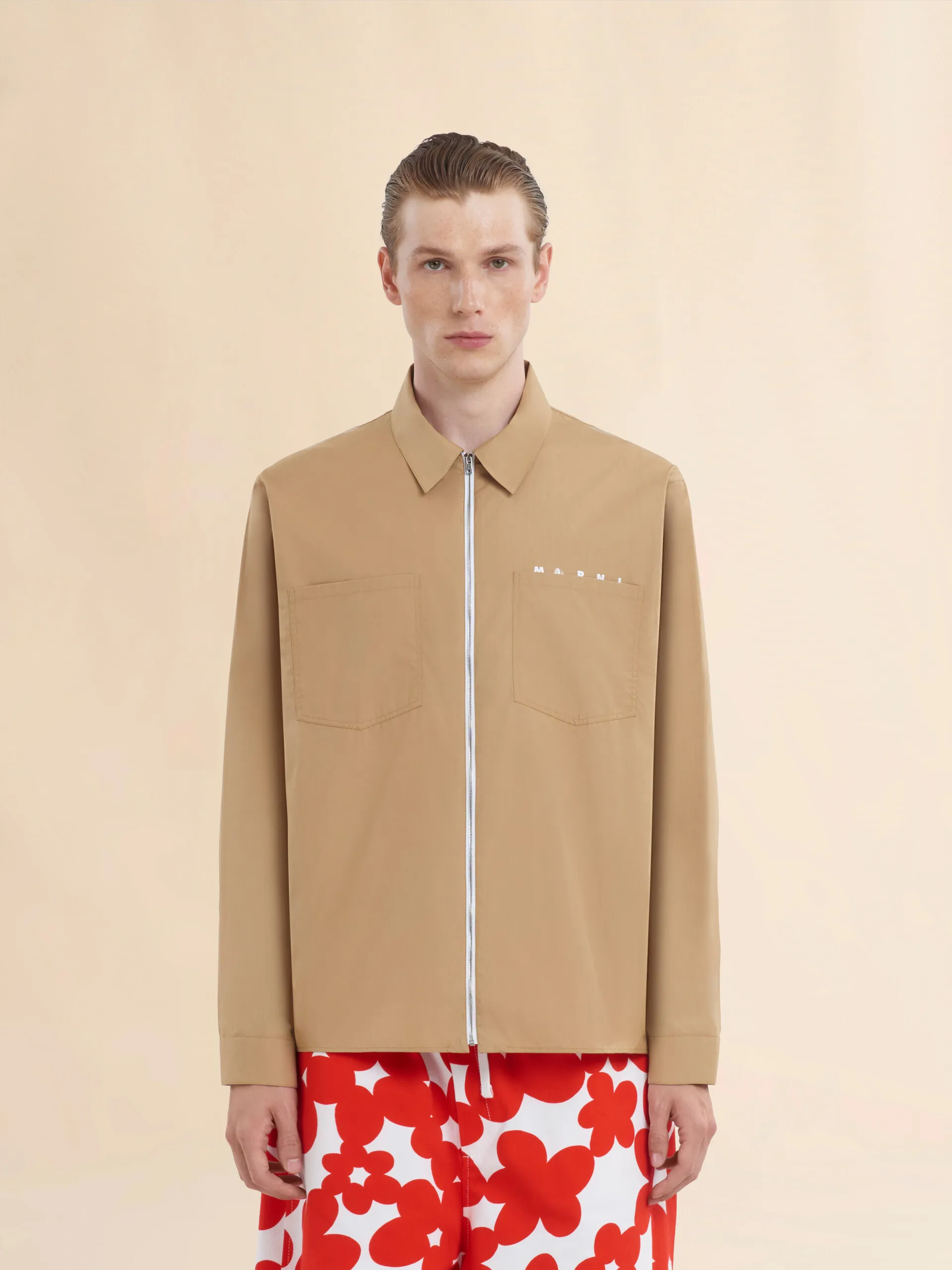 Camicia con zip in popeline biologico beige con logo nascosto