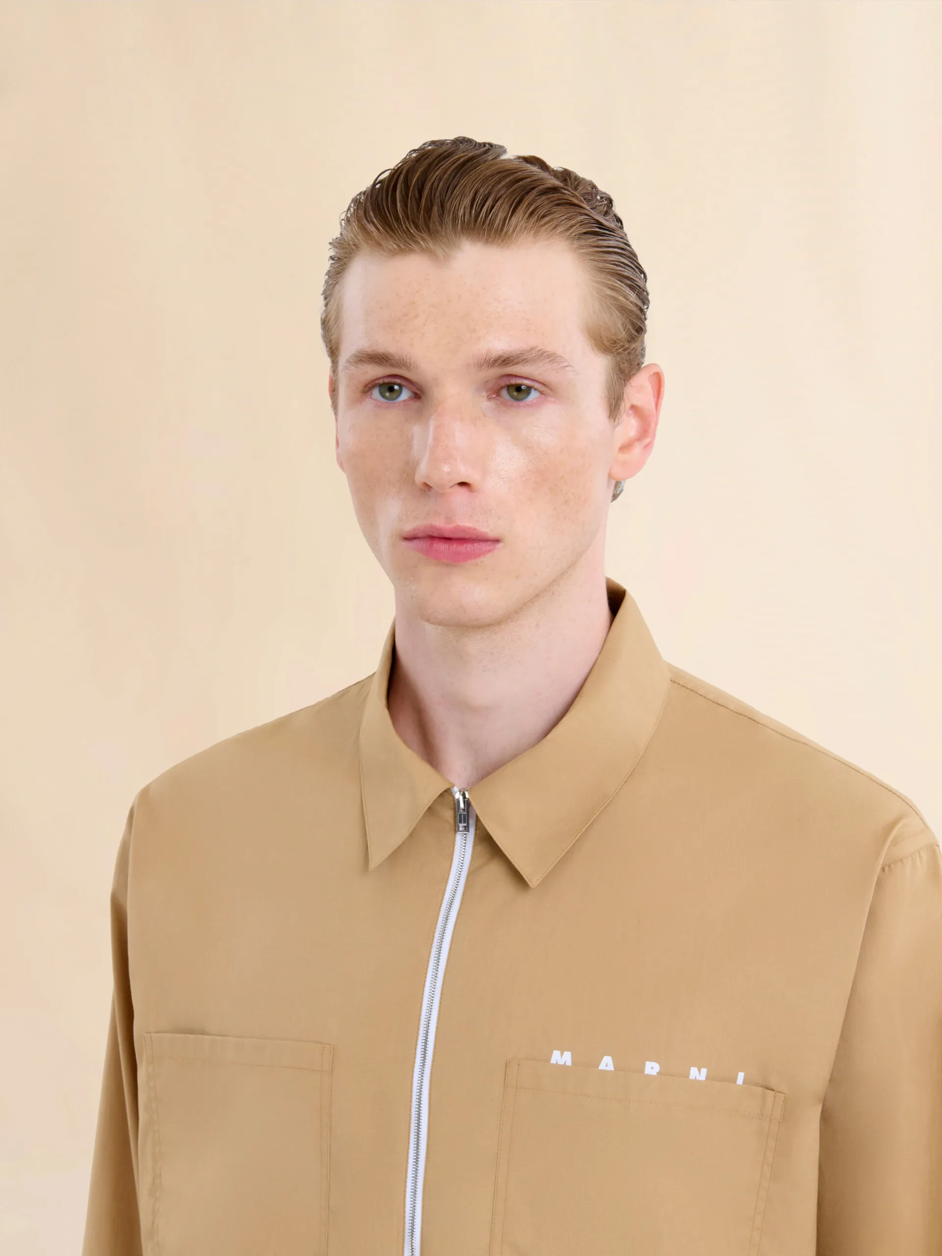 Camicia con zip in popeline biologico beige con logo nascosto