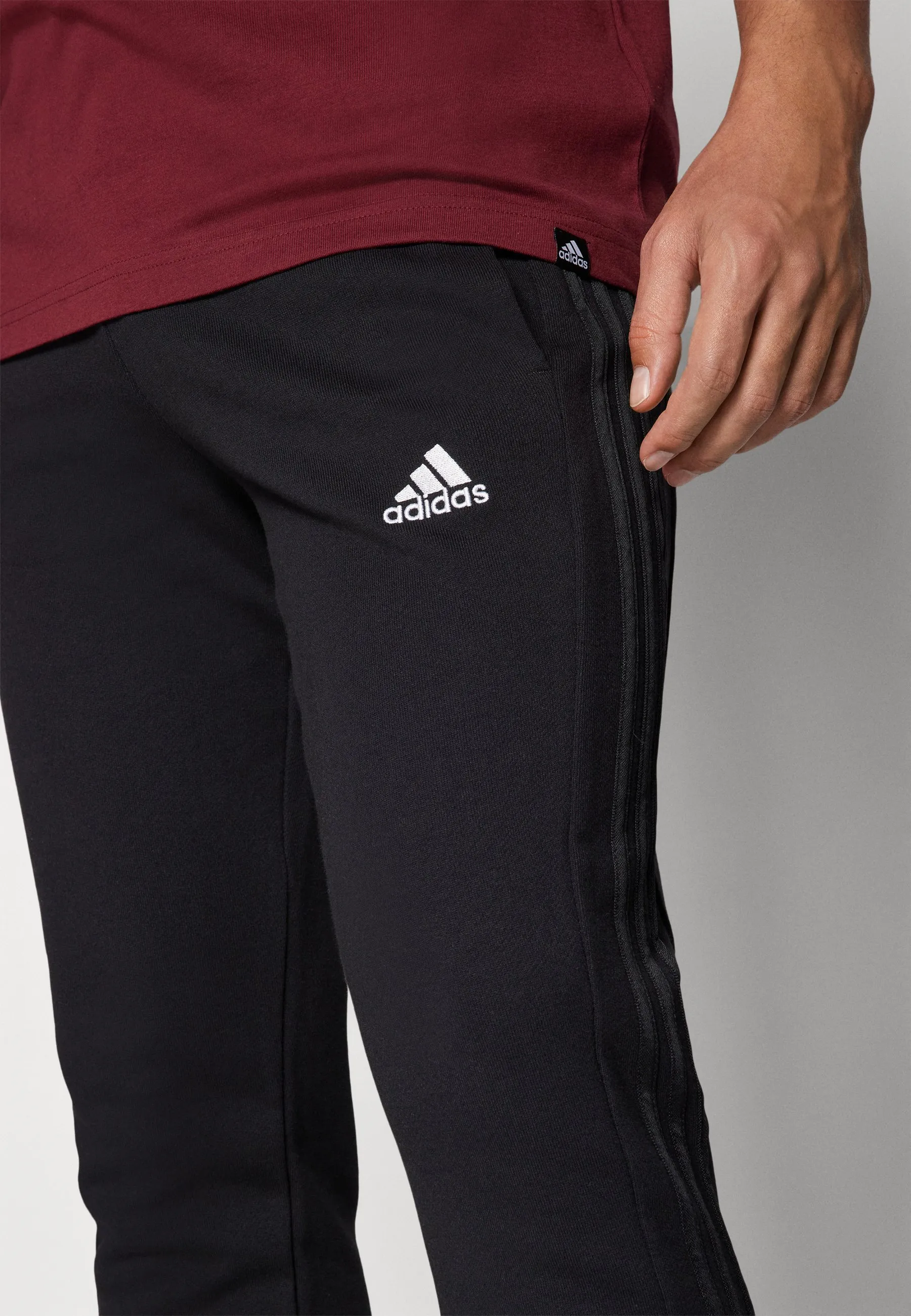 ESSENTIALS FRENCH TERRY TAPERED CUFF 3 STRIPES PANTS - Pantaloni sportivi