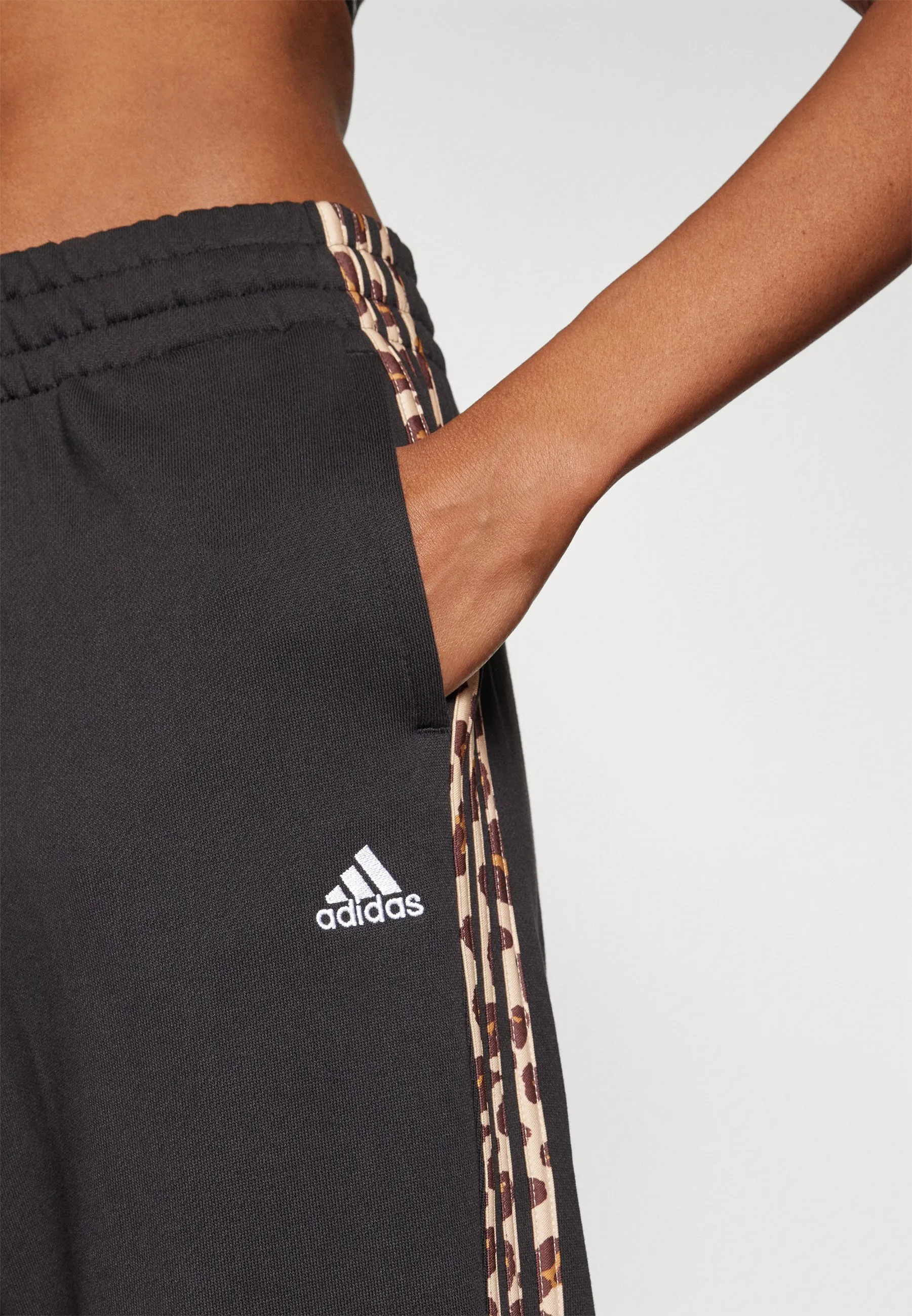 ESSENTIALS STRIPES ANIMAL PRINT 7/8 PANT - Pantaloni sportivi