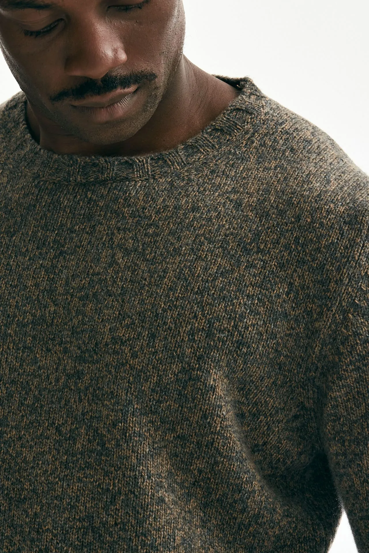 Maglia in lana mouline’ cammello e grigio 