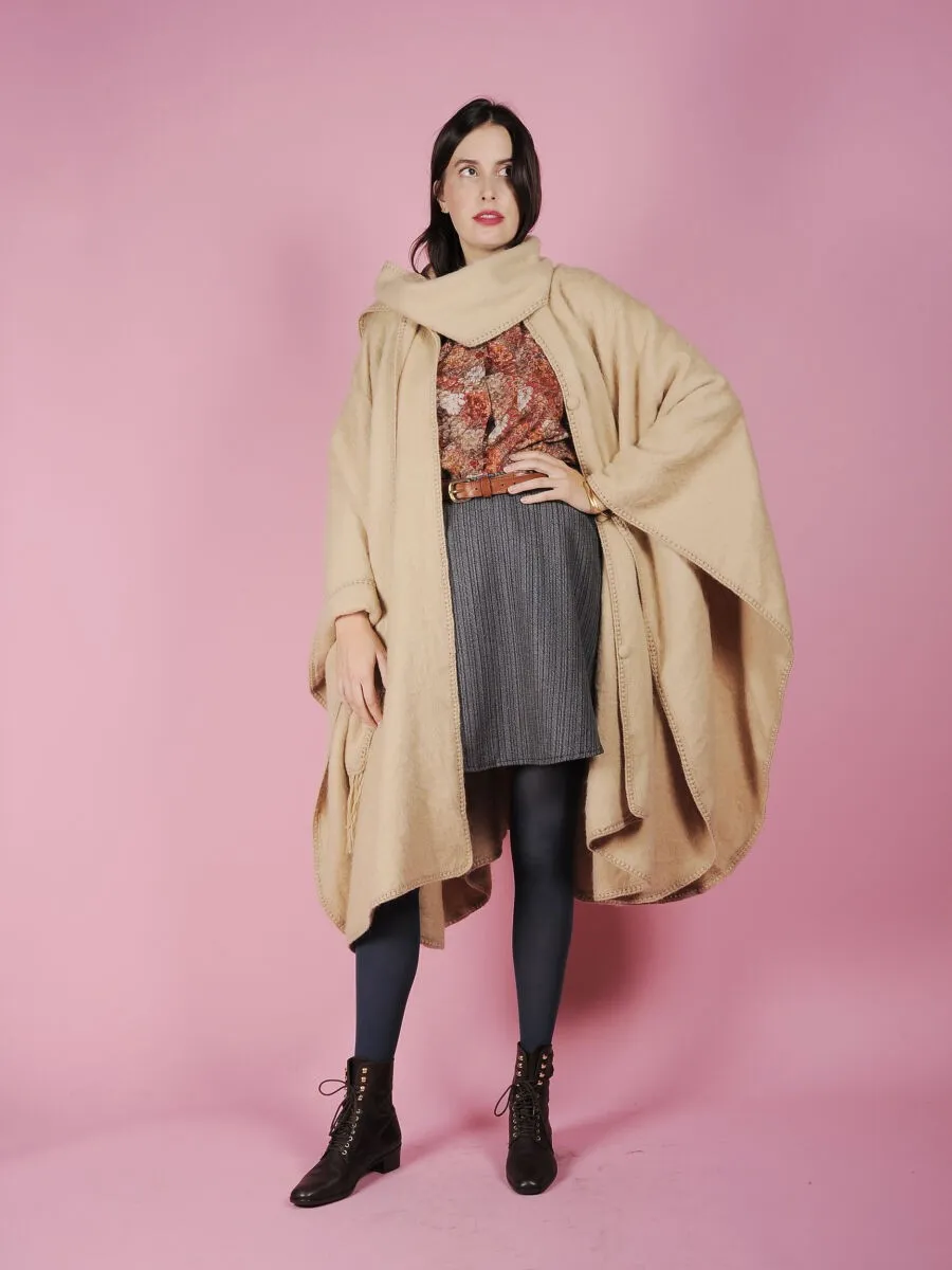 Mantella in alpaca color crema con sciarpa