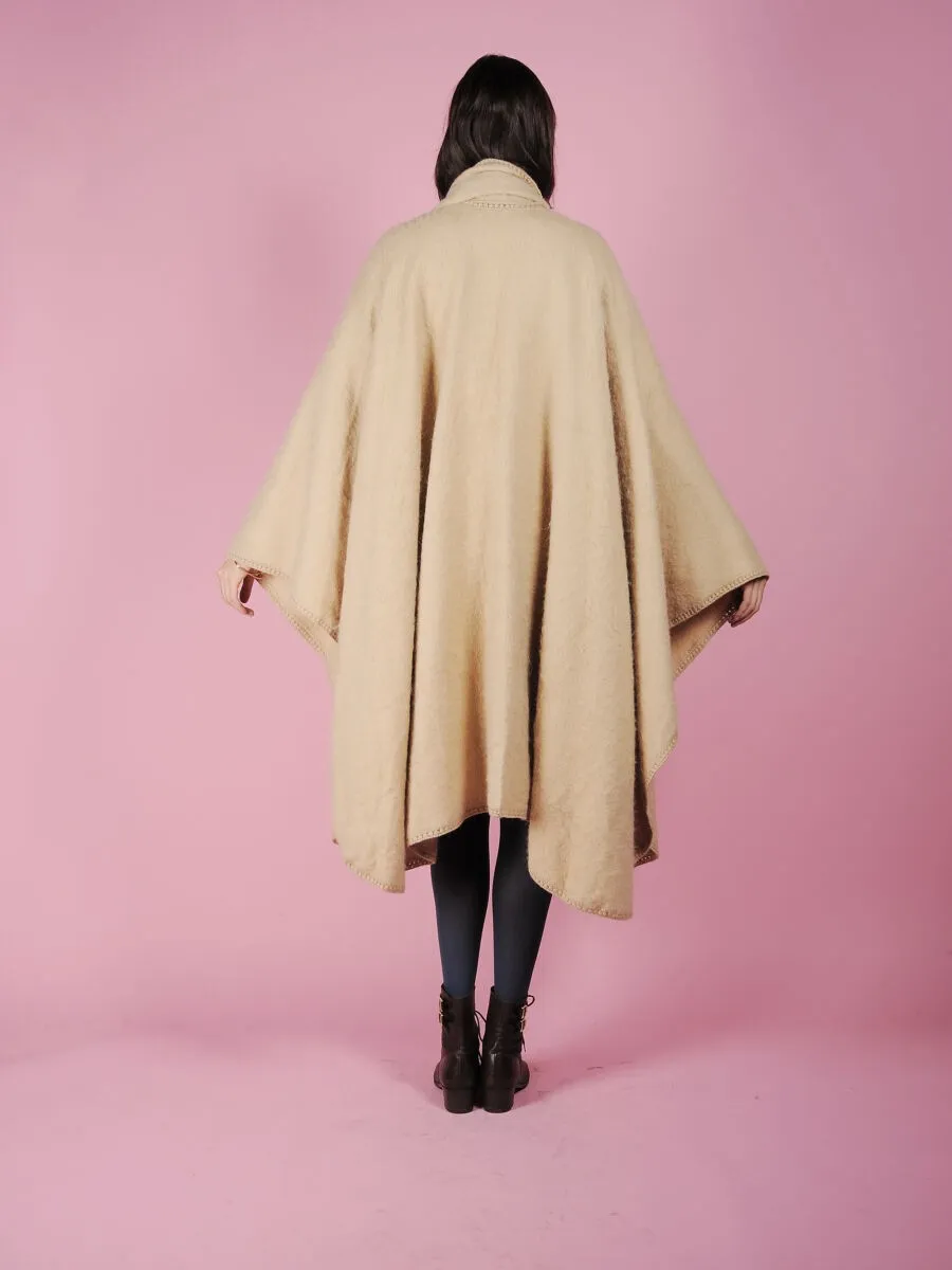 Mantella in alpaca color crema con sciarpa