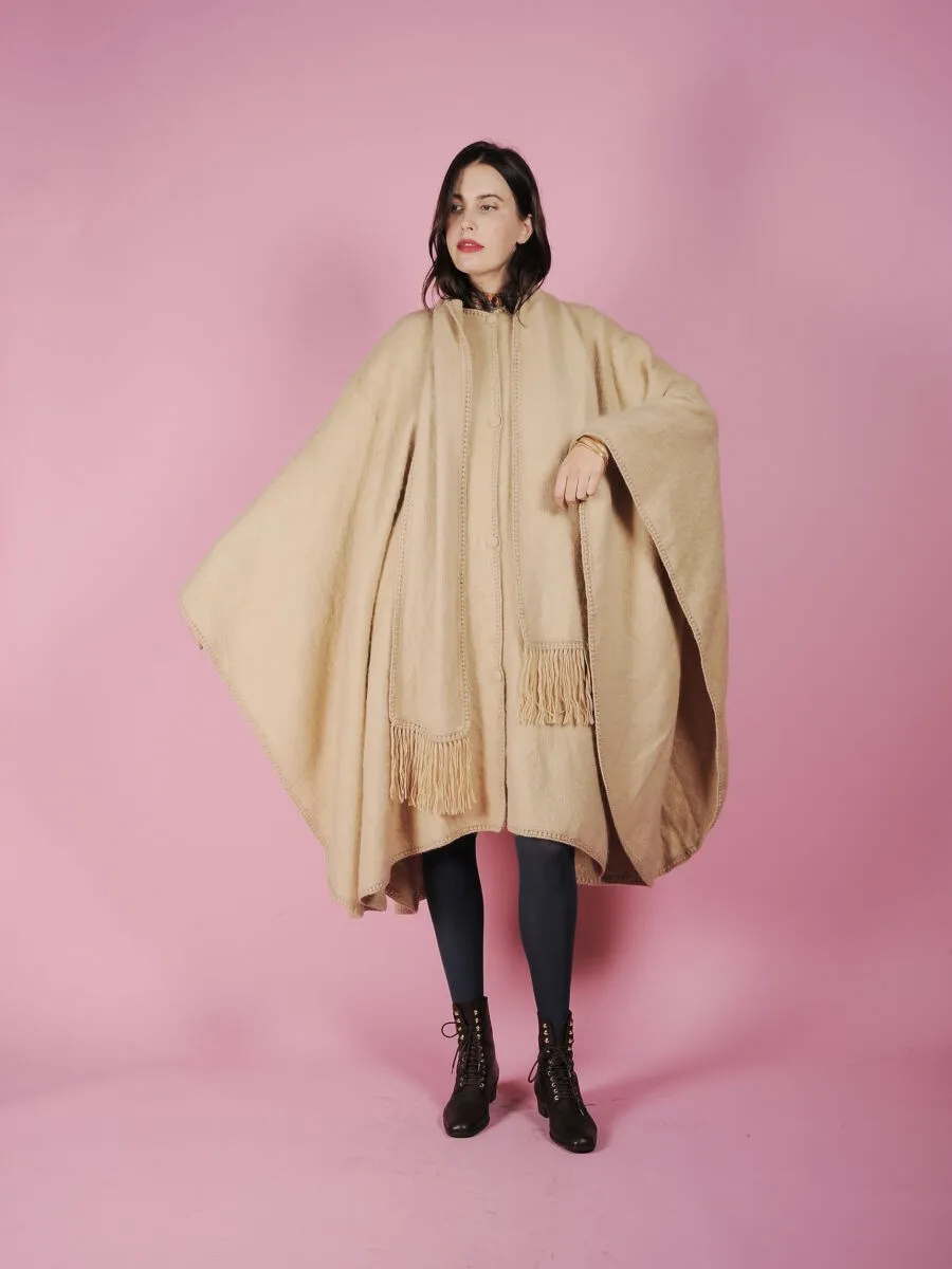 Mantella in alpaca color crema con sciarpa