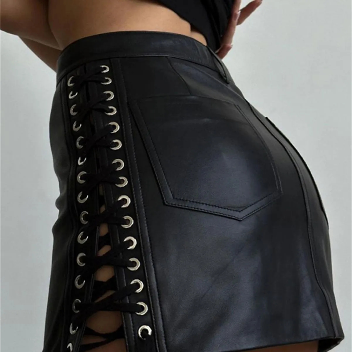 Minigonna con lacci in PU femminile a vita alta Scava fuori la fasciatura Gonna corta nera Estate 2024 Donna Streetwear No