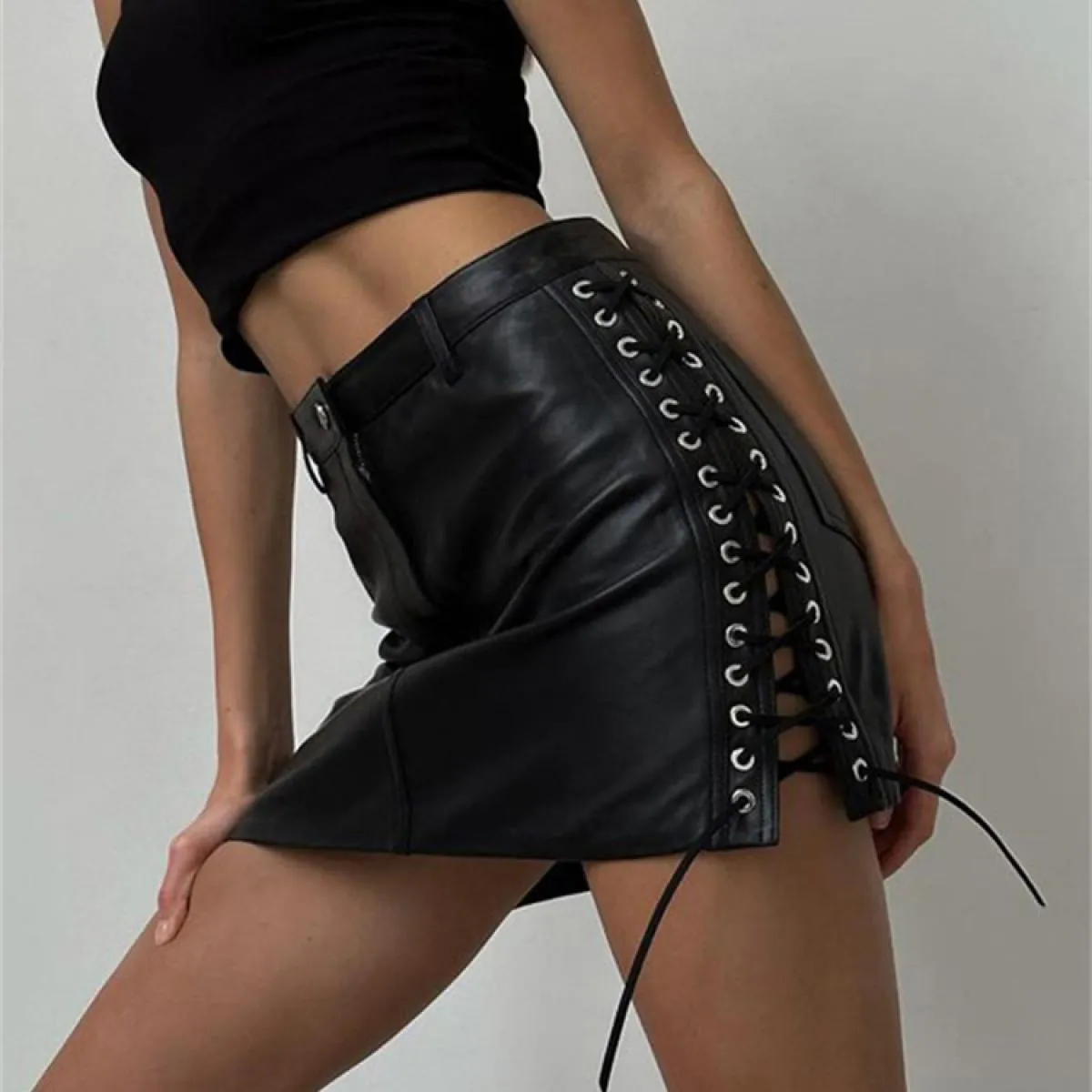 Minigonna con lacci in PU femminile a vita alta Scava fuori la fasciatura Gonna corta nera Estate 2024 Donna Streetwear No