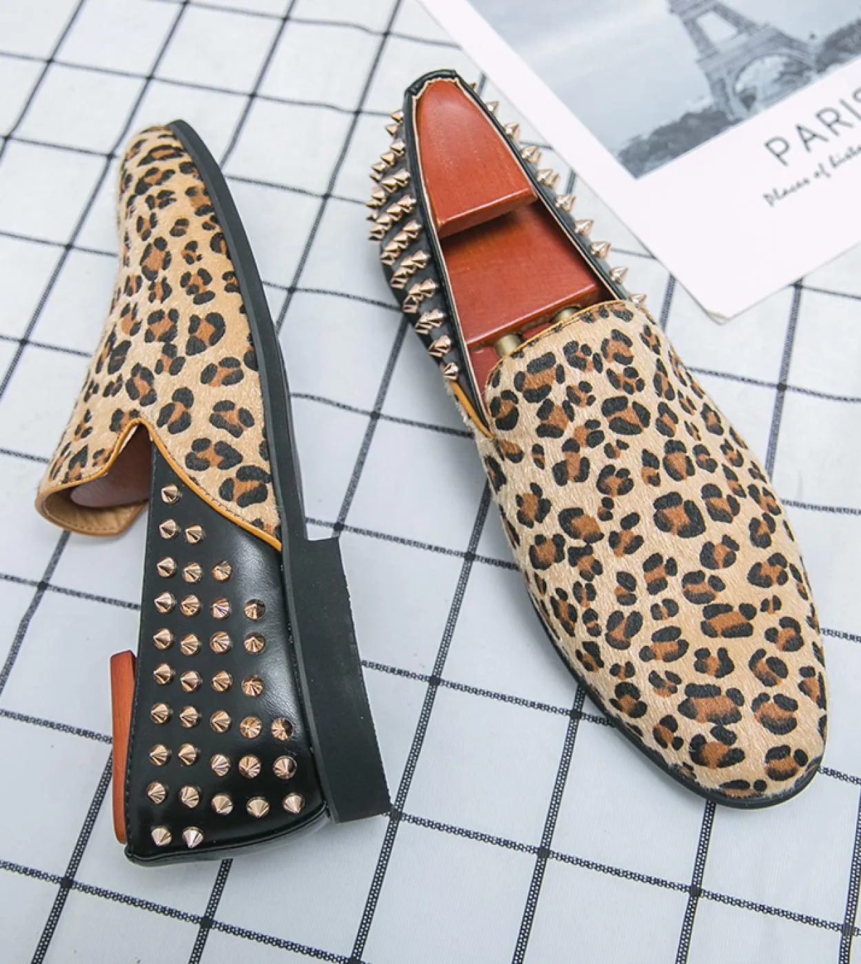 Mocassino da uomo leopardato Slip On Designer Rivetti Scarpe con borchie Stile punk Scarpe moda uomo Mocassini fatti a mano Club