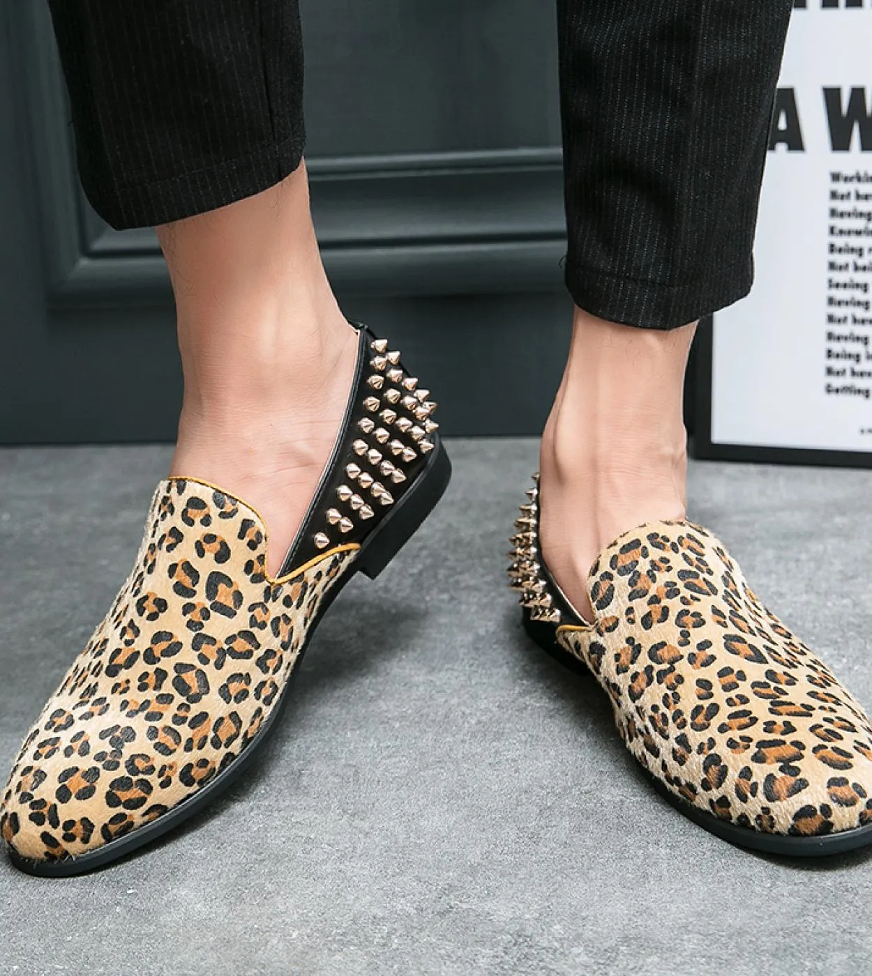 Mocassino da uomo leopardato Slip On Designer Rivetti Scarpe con borchie Stile punk Scarpe moda uomo Mocassini fatti a mano Club