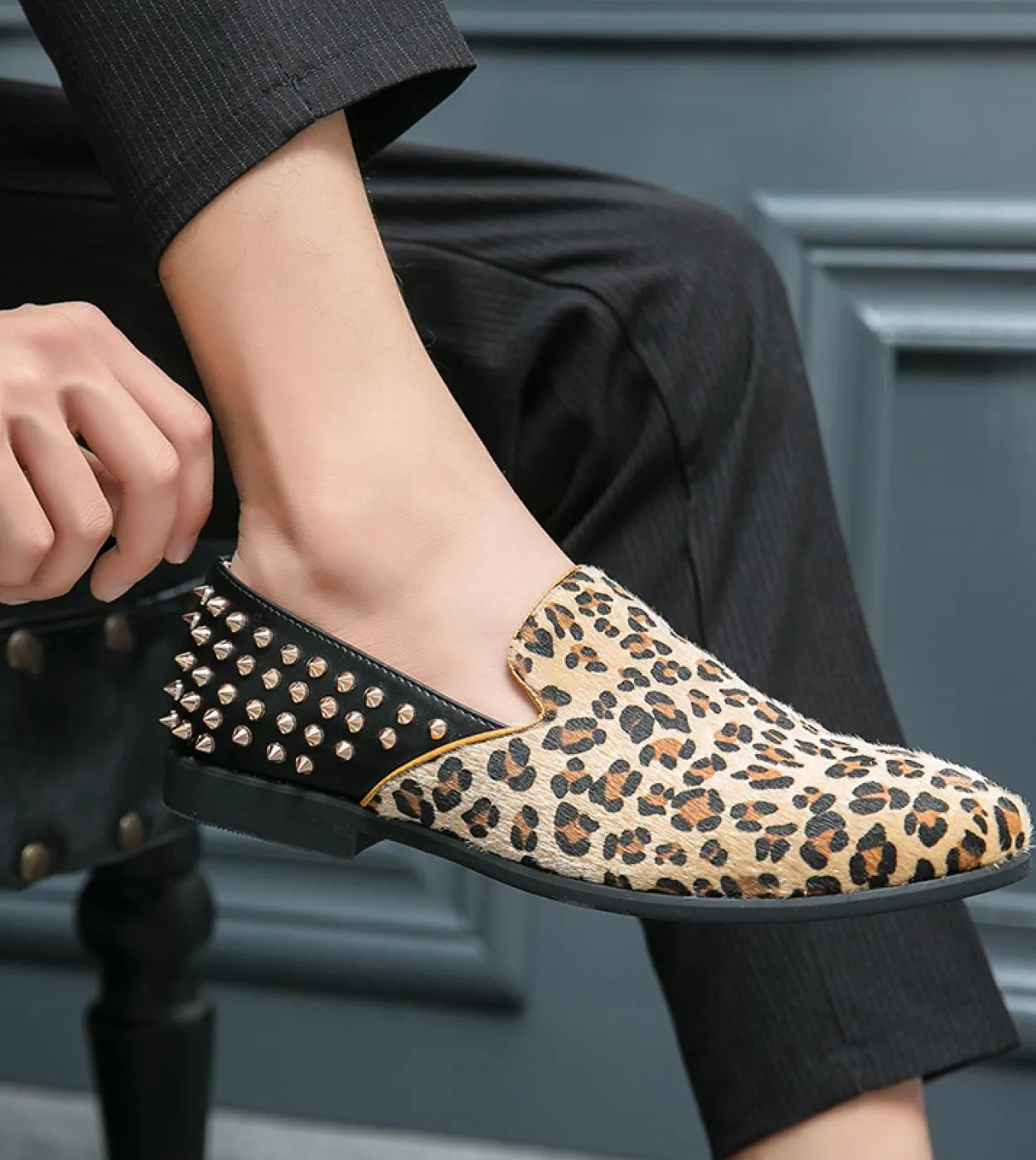 Mocassino da uomo leopardato Slip On Designer Rivetti Scarpe con borchie Stile punk Scarpe moda uomo Mocassini fatti a mano Club