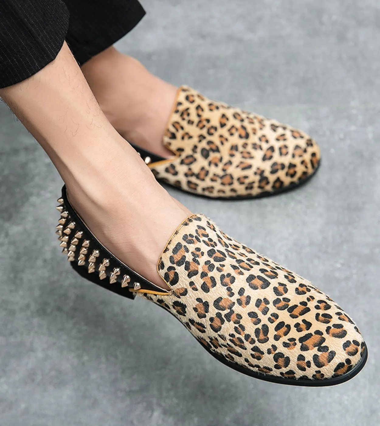 Mocassino da uomo leopardato Slip On Designer Rivetti Scarpe con borchie Stile punk Scarpe moda uomo Mocassini fatti a mano Club