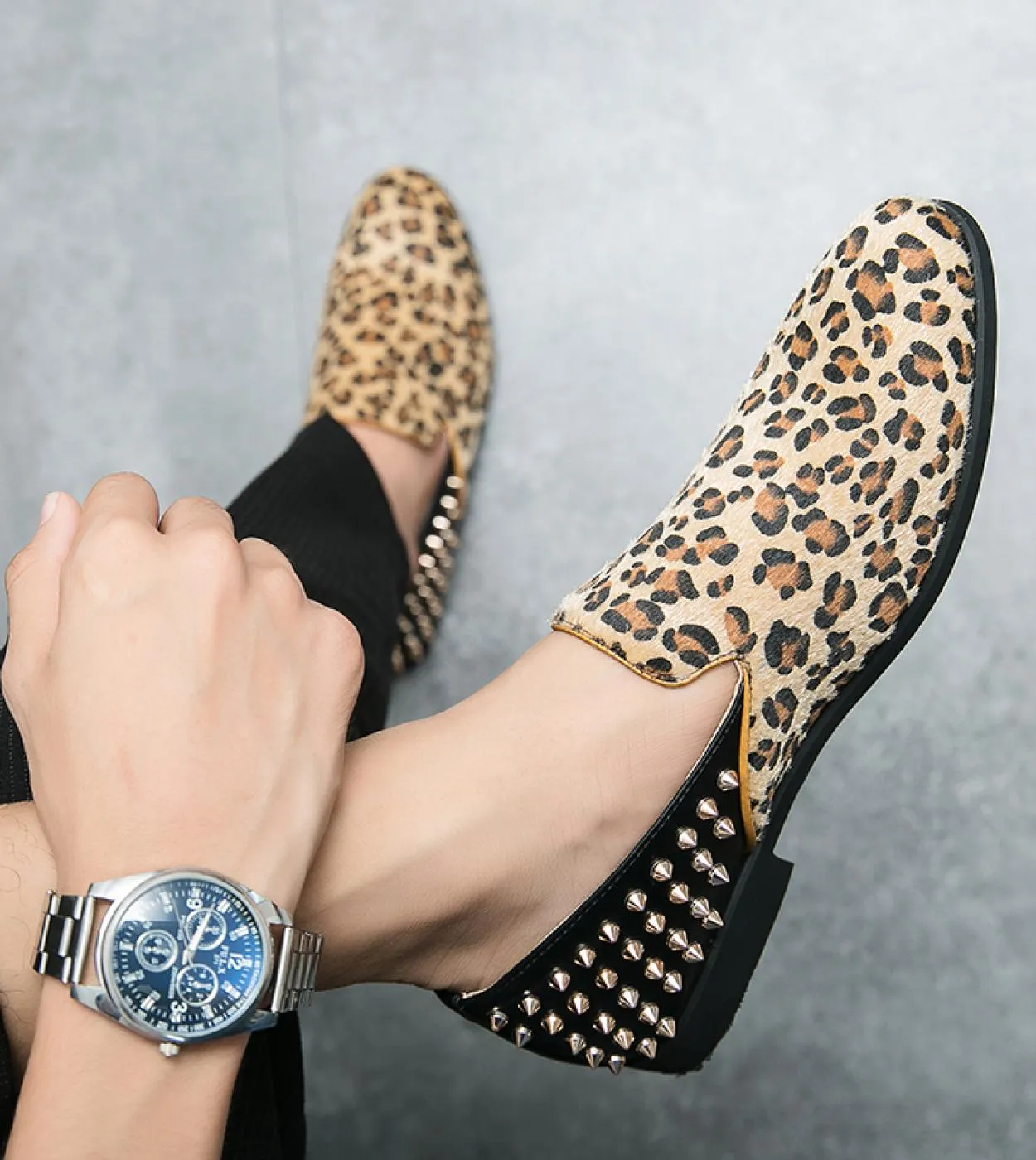 Mocassino da uomo leopardato Slip On Designer Rivetti Scarpe con borchie Stile punk Scarpe moda uomo Mocassini fatti a mano Club