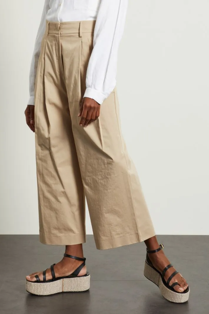 Pantaloni ampi con pinces