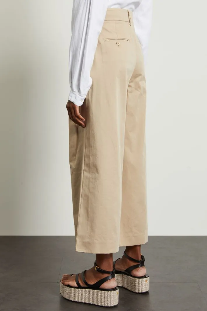 Pantaloni ampi con pinces
