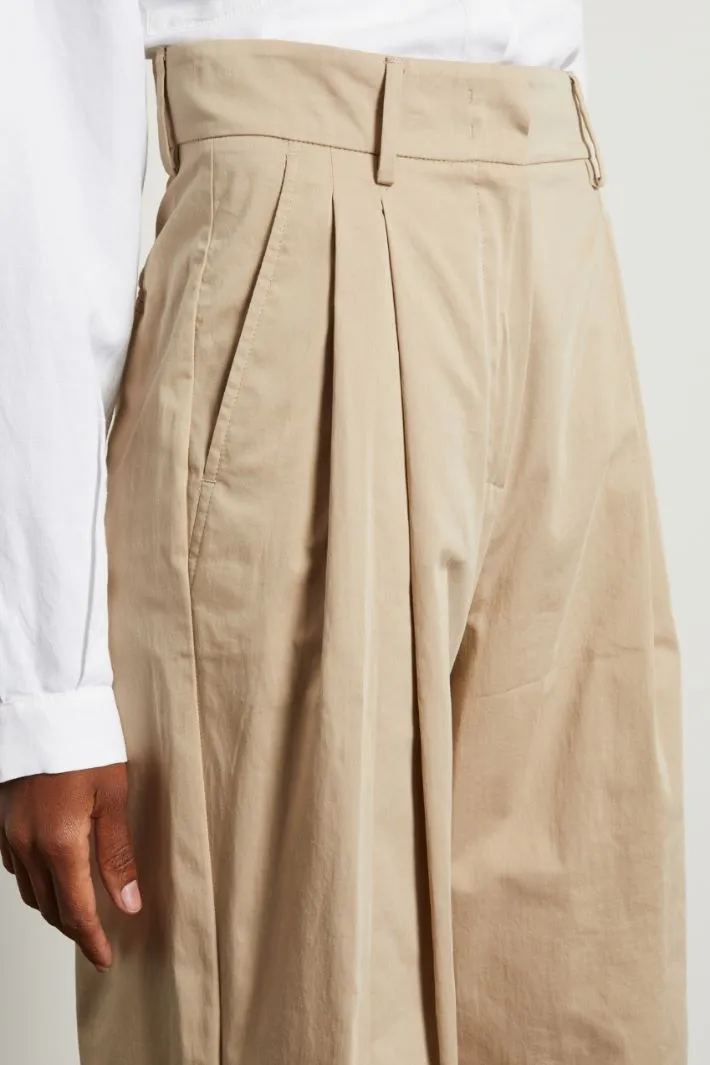 Pantaloni ampi con pinces