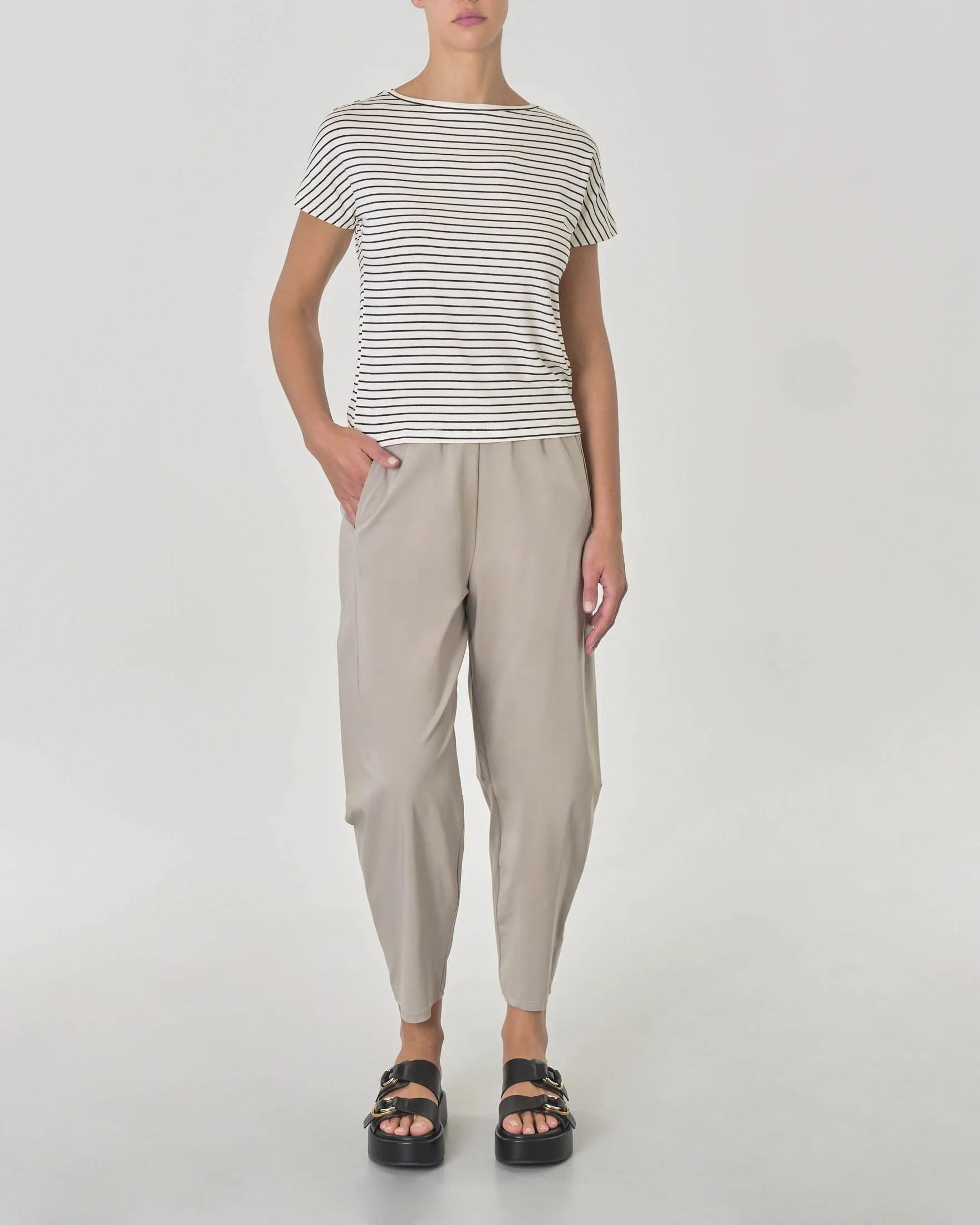 Pantaloni beige in bengalina di viscosa stretch dalla linea a pagliaccio