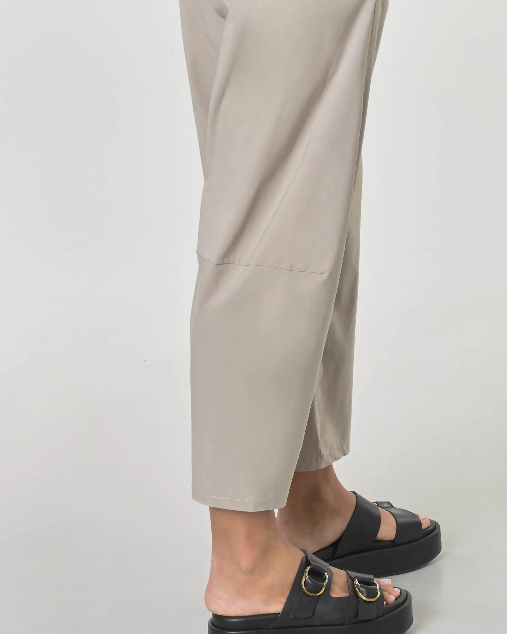 Pantaloni beige in bengalina di viscosa stretch dalla linea a pagliaccio