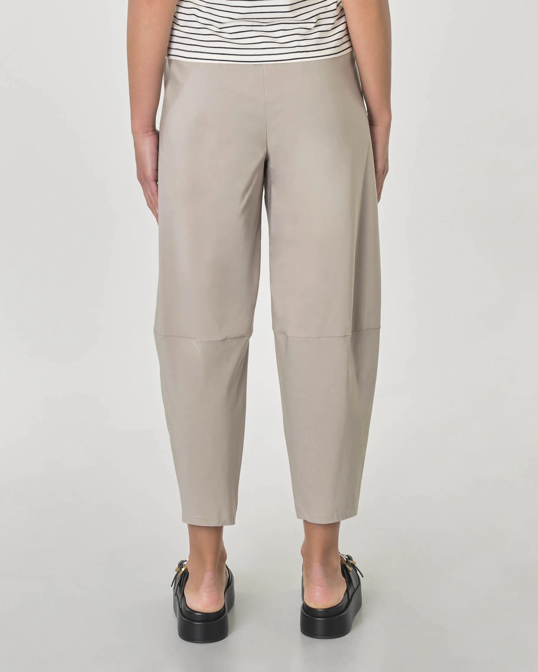 Pantaloni beige in bengalina di viscosa stretch dalla linea a pagliaccio