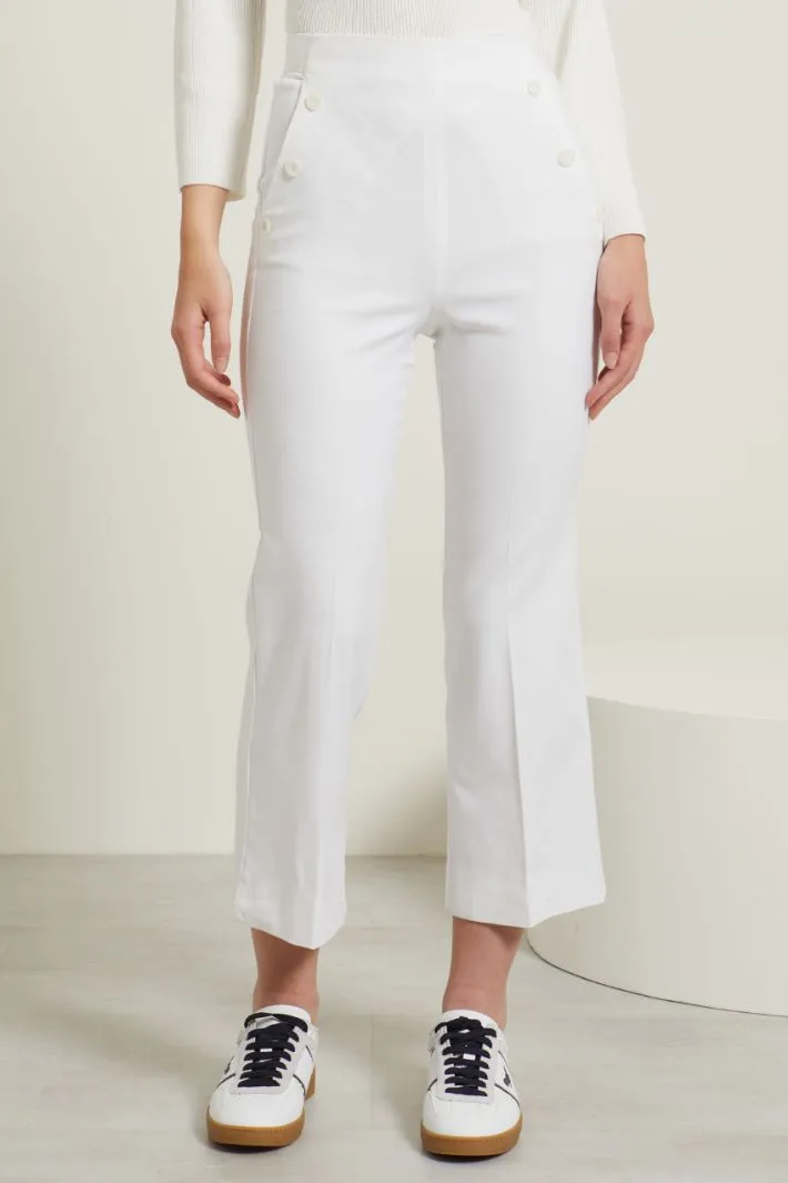 Pantaloni con bottoni a decoro