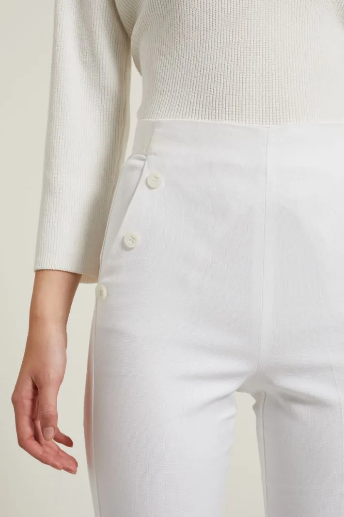 Pantaloni con bottoni a decoro