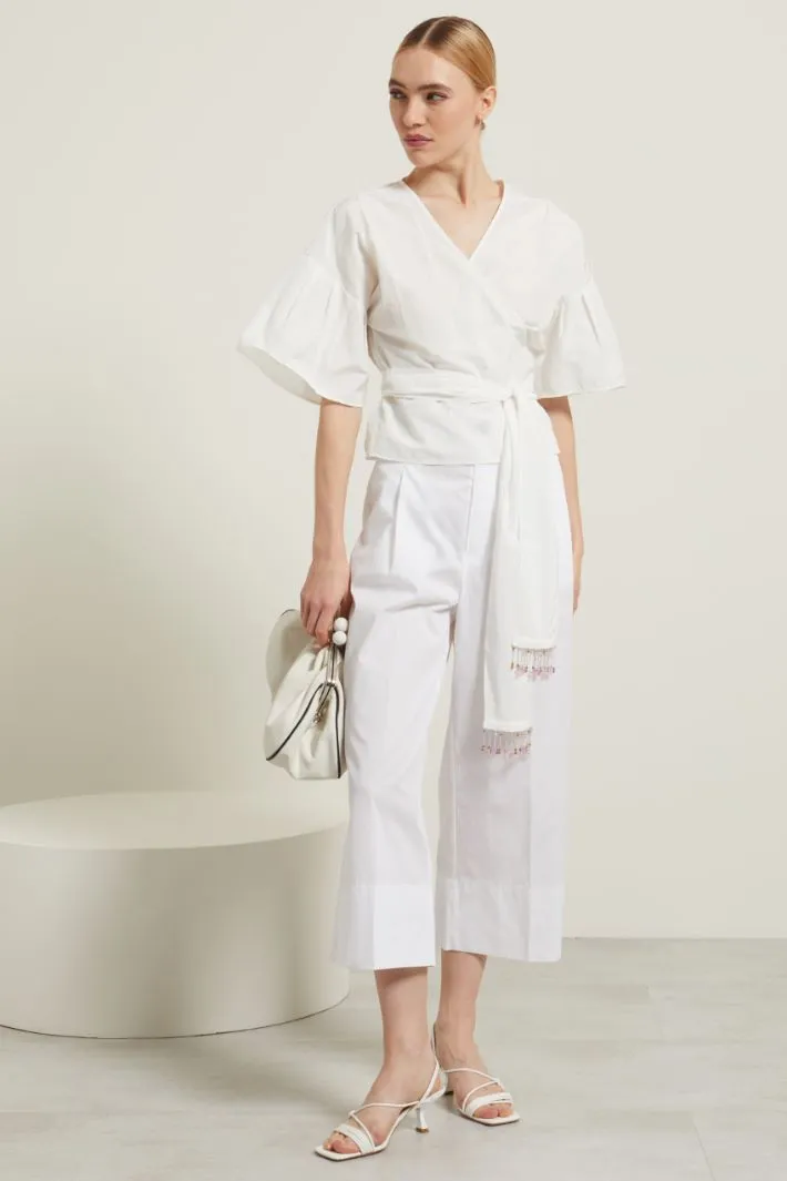 Pantaloni cropped con cintura