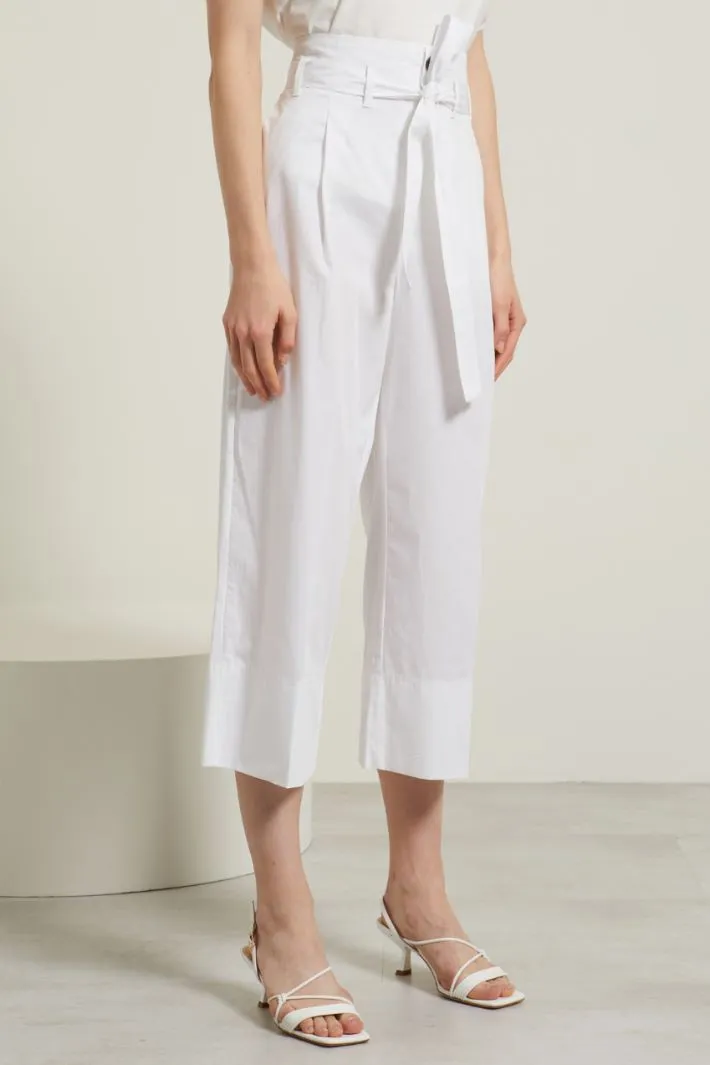 Pantaloni cropped con cintura