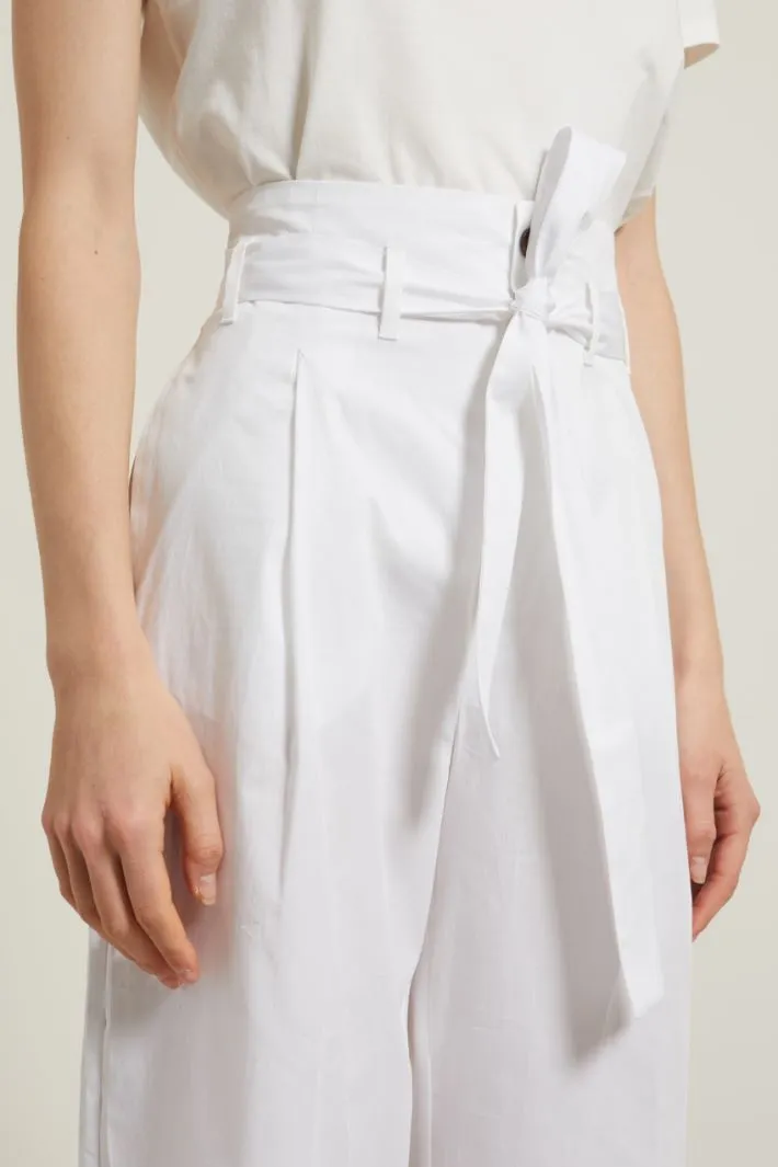 Pantaloni cropped con cintura